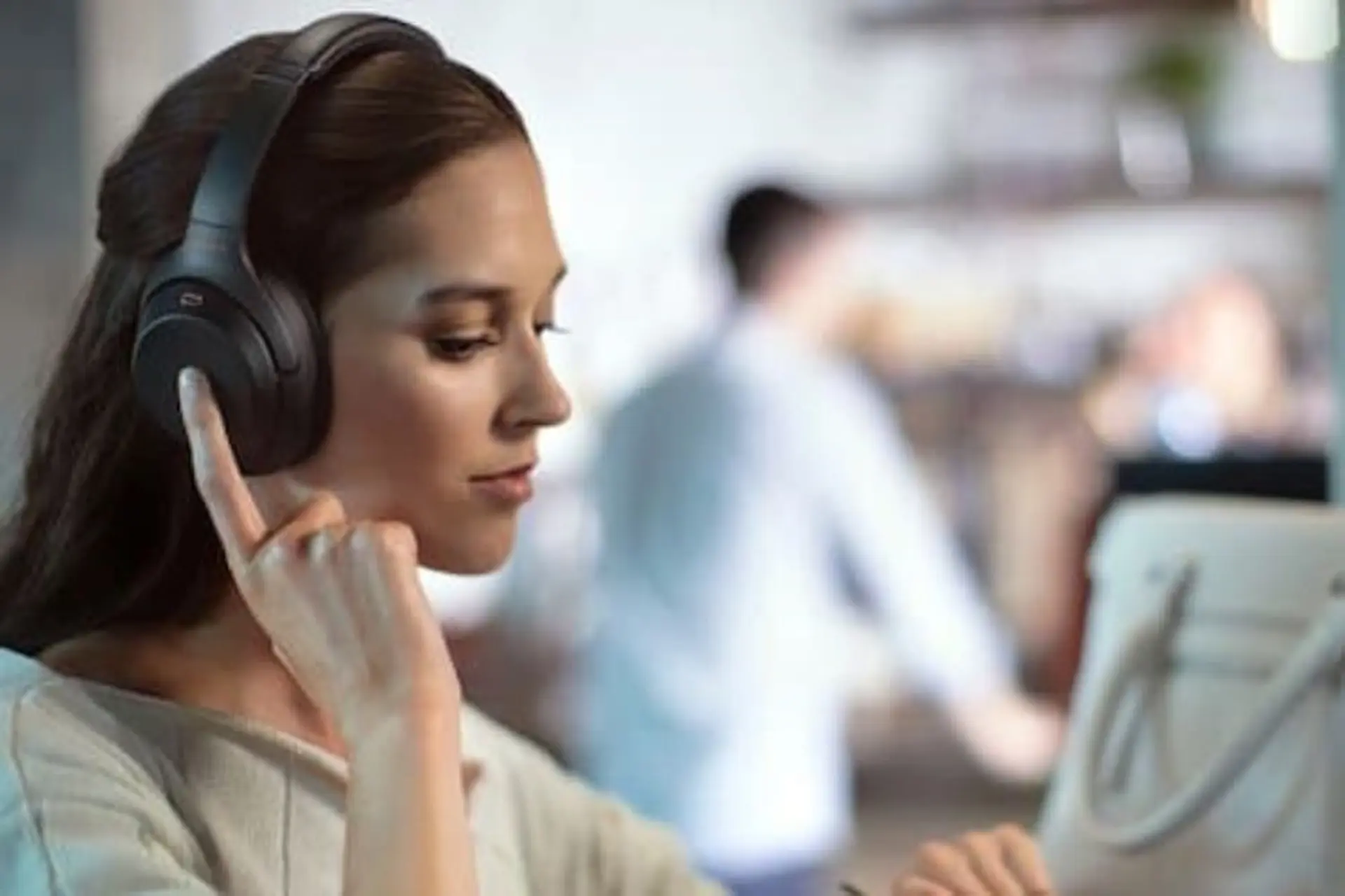 Ambient Sound là gì? Tìm hiểu về công nghệ âm thanh xung quanh trên tai nghe