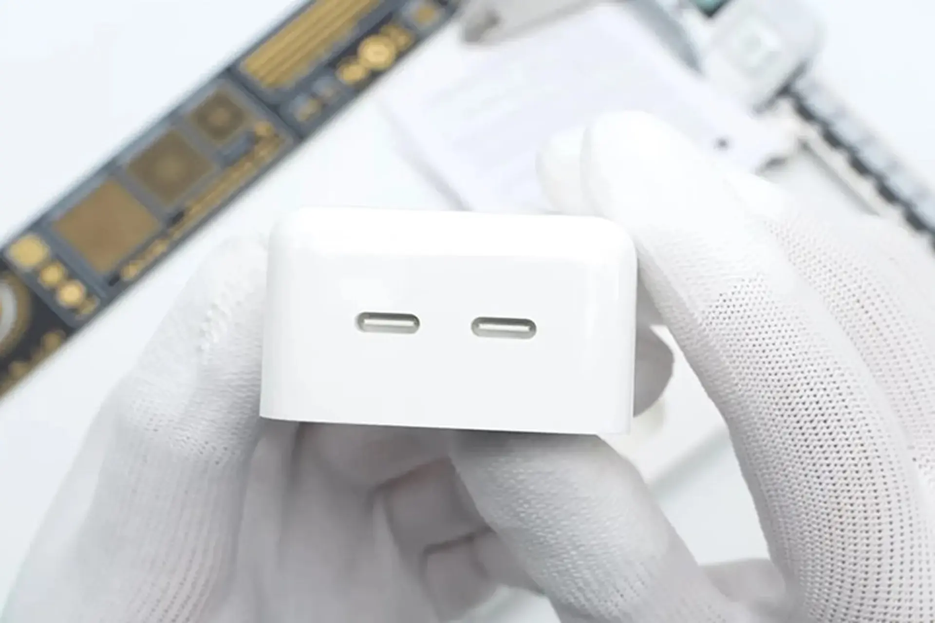 “Mổ bụng” củ sạc USB-C kép 35W của Apple để khám phá linh kiện bên trong