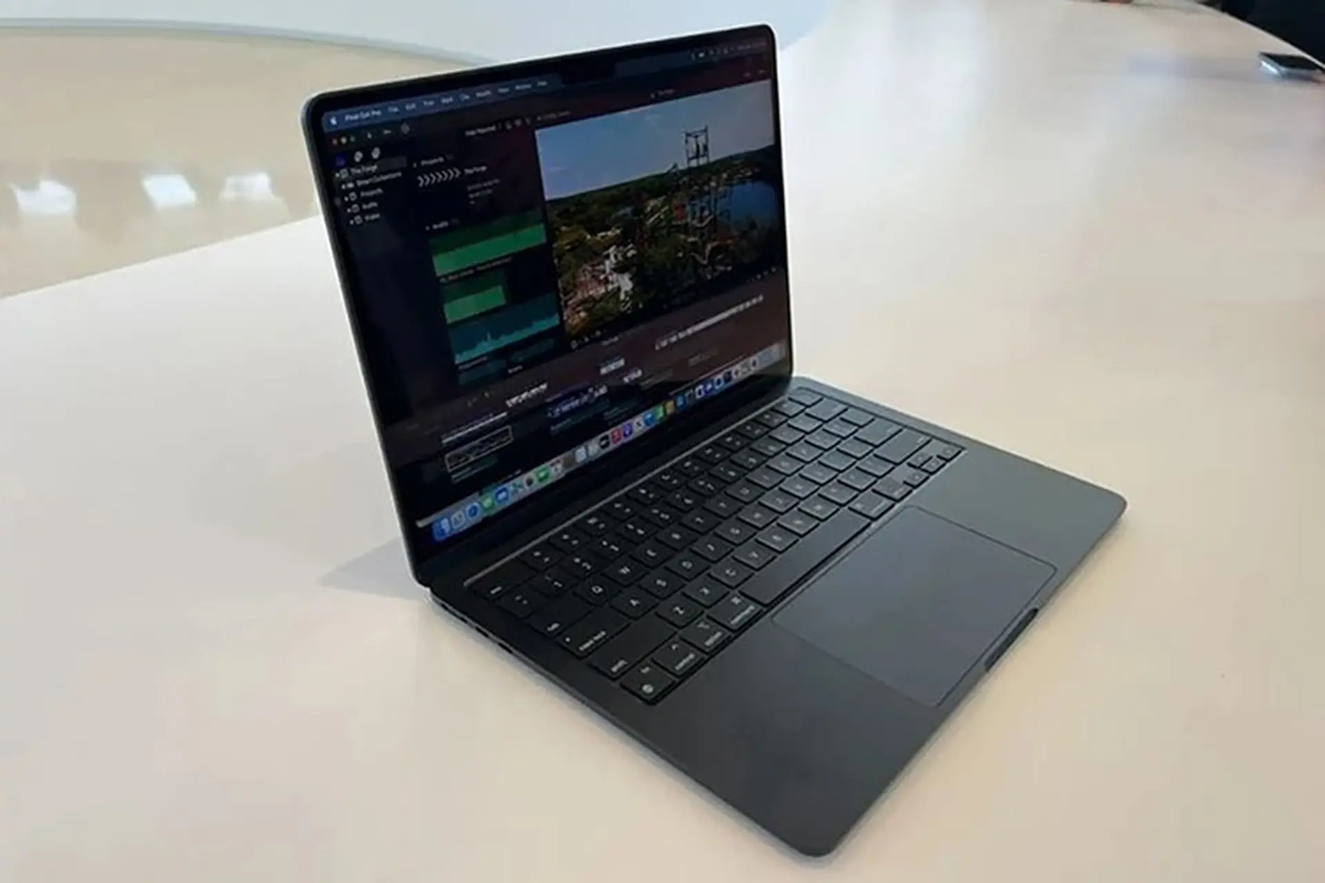 MacBook Air M2 với tùy chọn màu Starlight và Midnight lộ diện trong ảnh thực tế
