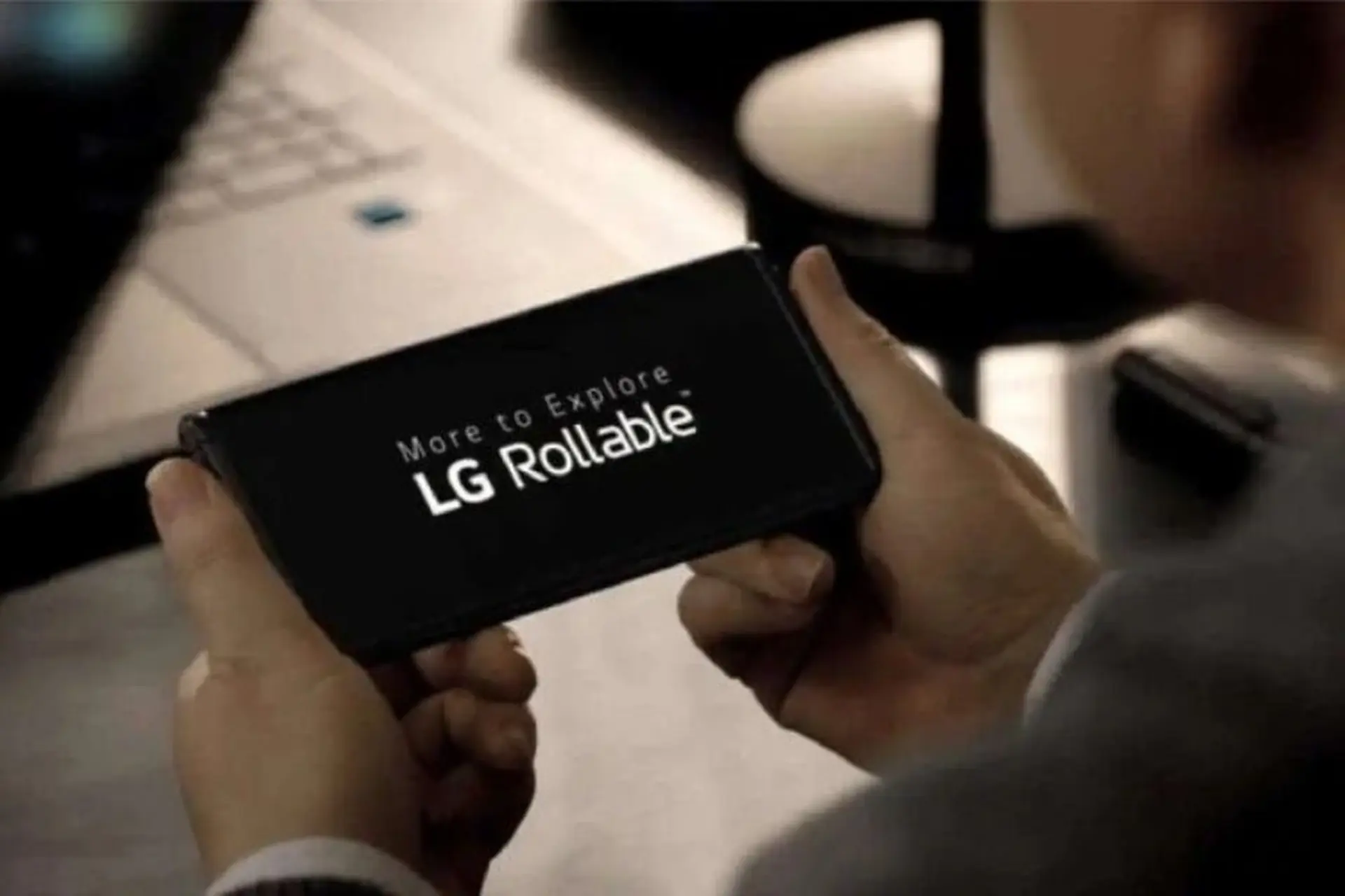 Lộ video trên tay thực tế đầu tiên về smartphone màn hình cuộn của LG