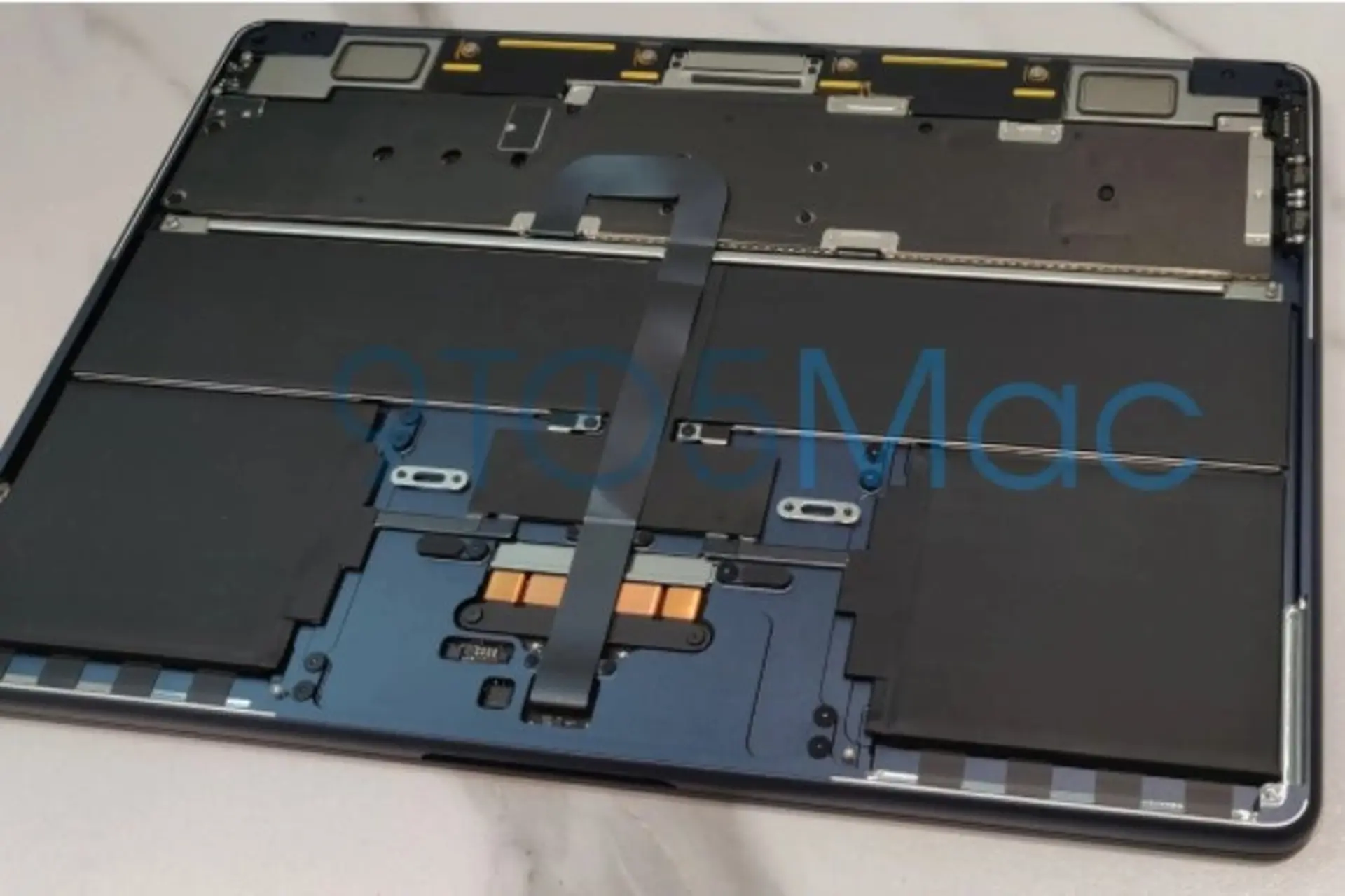 Rò rỉ hình ảnh “nội thất” bên trong MacBook Air M2