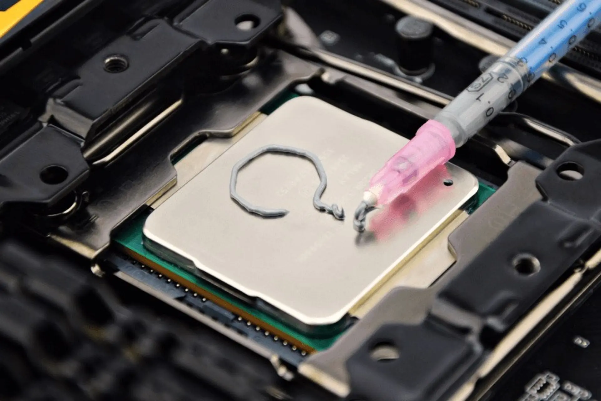 Dấu hiệu keo tản nhiệt bị khô và một số câu hỏi thường gặp