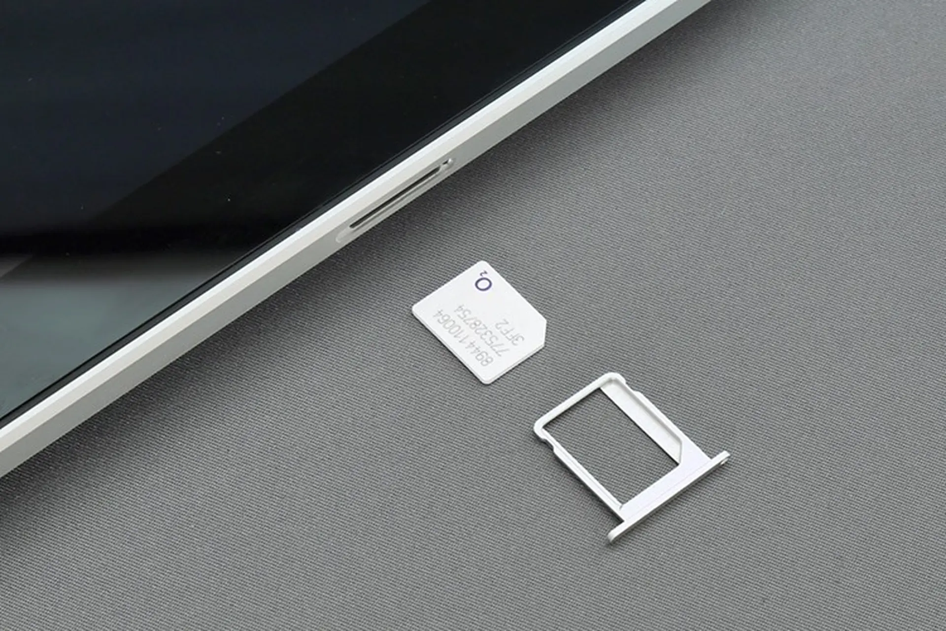 Những lý do Apple có thể loại bỏ khay chứa SIM vật lý trên Phone mới 2022