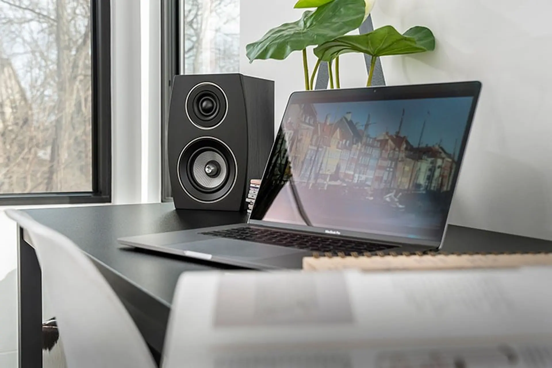 Loa bookshelf là gì? Ưu điểm và nhược điểm của loa bookshelf