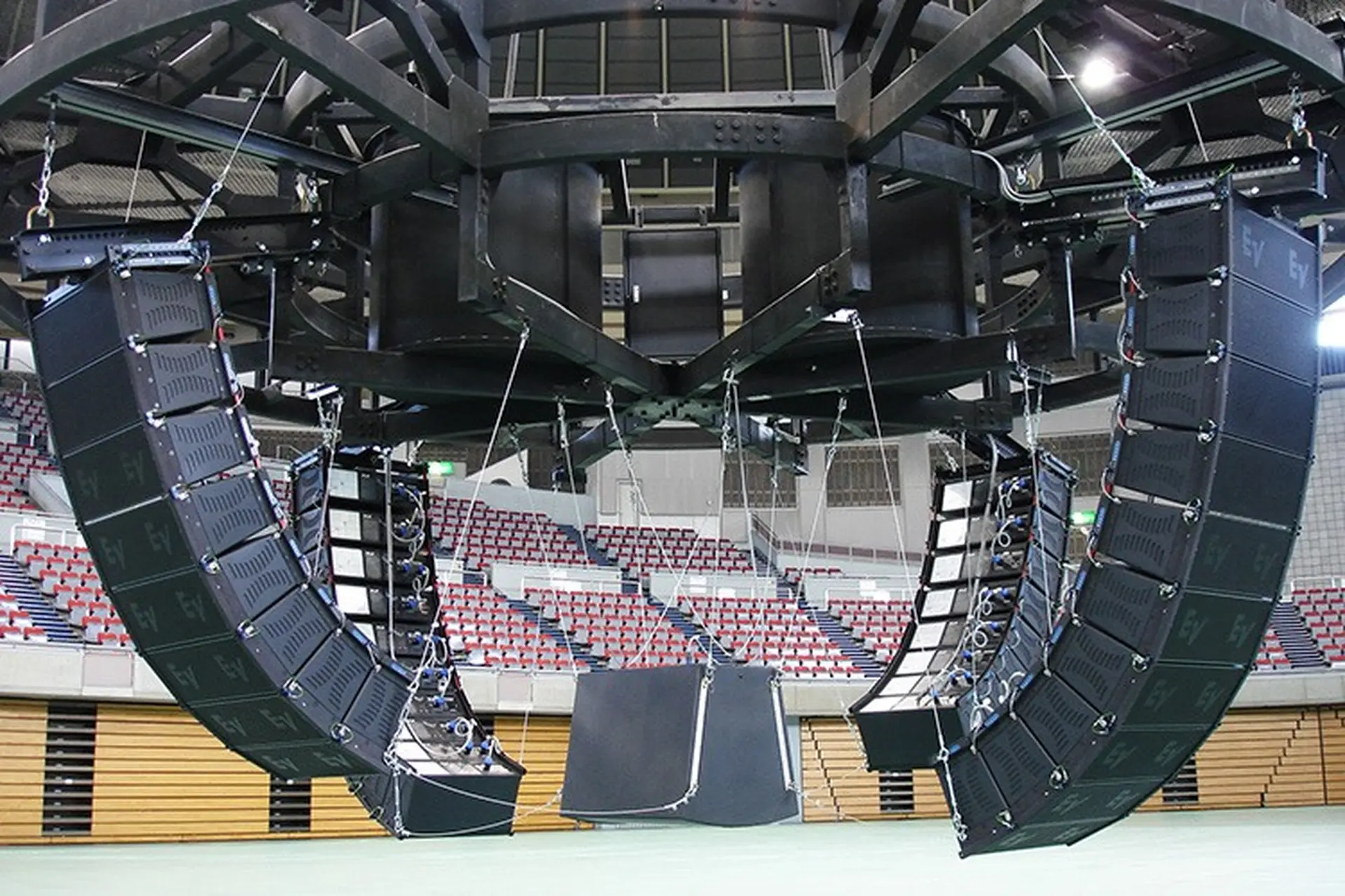 Loa Array là gì? Vai trò của loa Array trong hệ thống âm thanh chuyên nghiệp