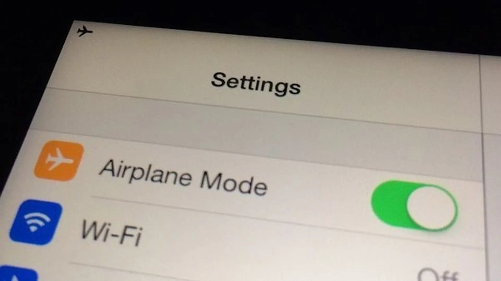 Bật Chế độ máy bay có giúp sạc iPhone nhanh hơn hay không?