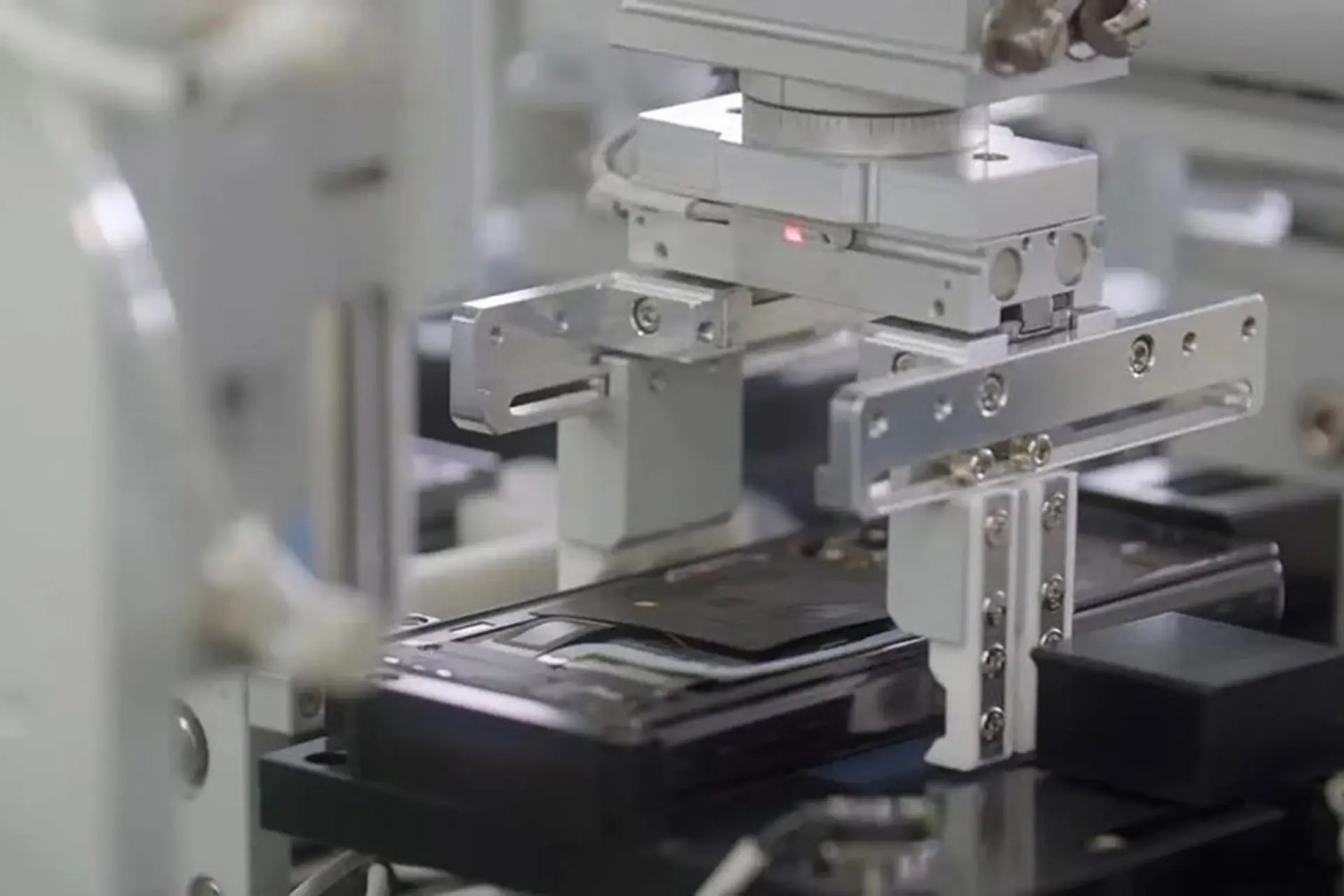 Video cho thấy Samsung đã tạo ra một chiếc smartphone màn hình gập như thế nào