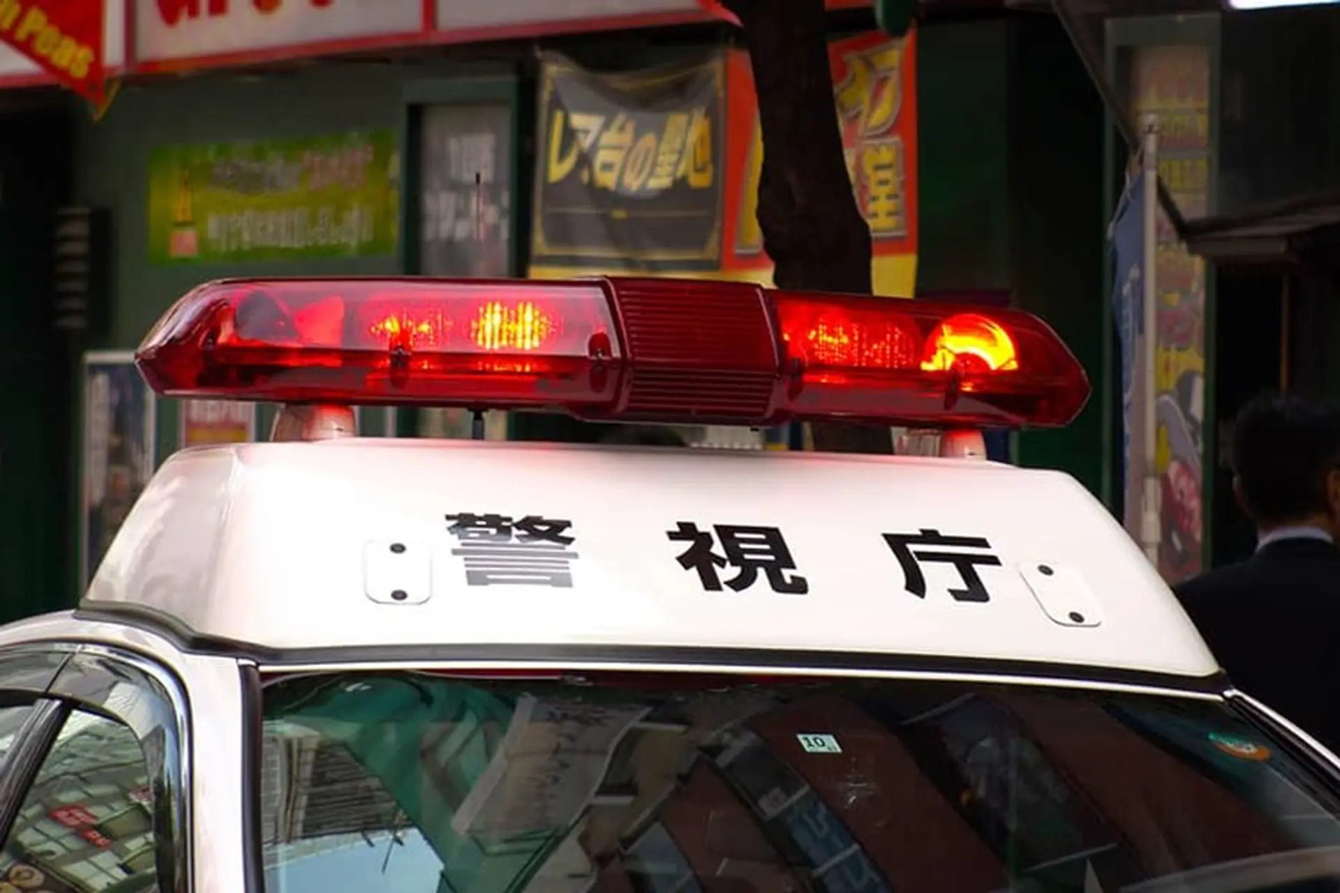 Chơi lớn, một thanh niên cả gan dám gắn AirTag lên xe cảnh sát để theo dõi