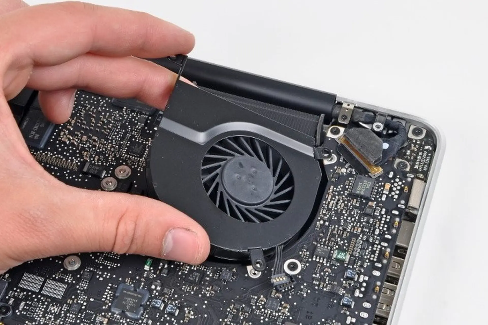 Hướng dẫn 7 bước tự thay quạt tản nhiệt laptop hoặc vệ sinh dễ dàng