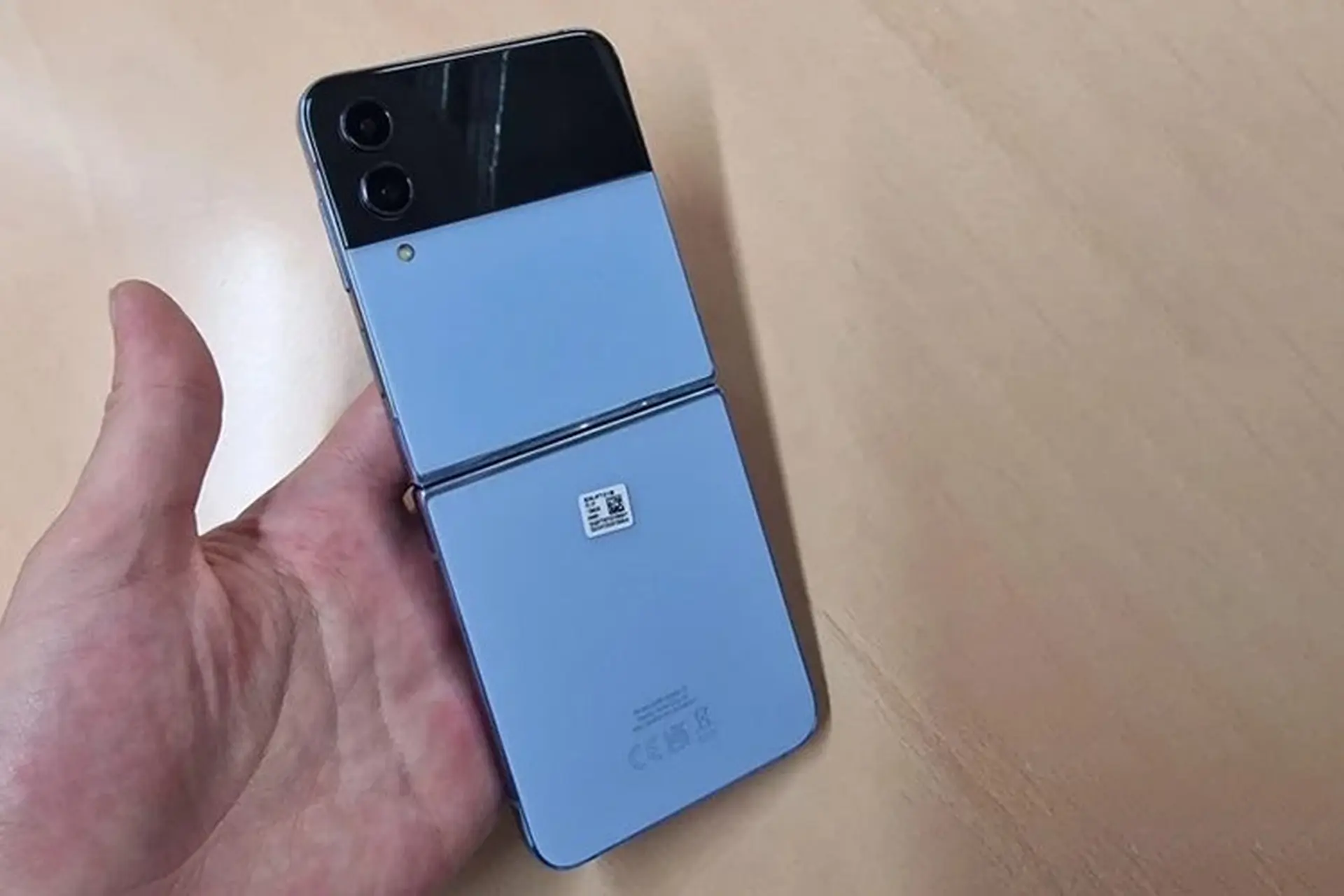 Chưa ra mắt, Samsung Galaxy Z Flip4 đã lộ ảnh trên tay thực tế