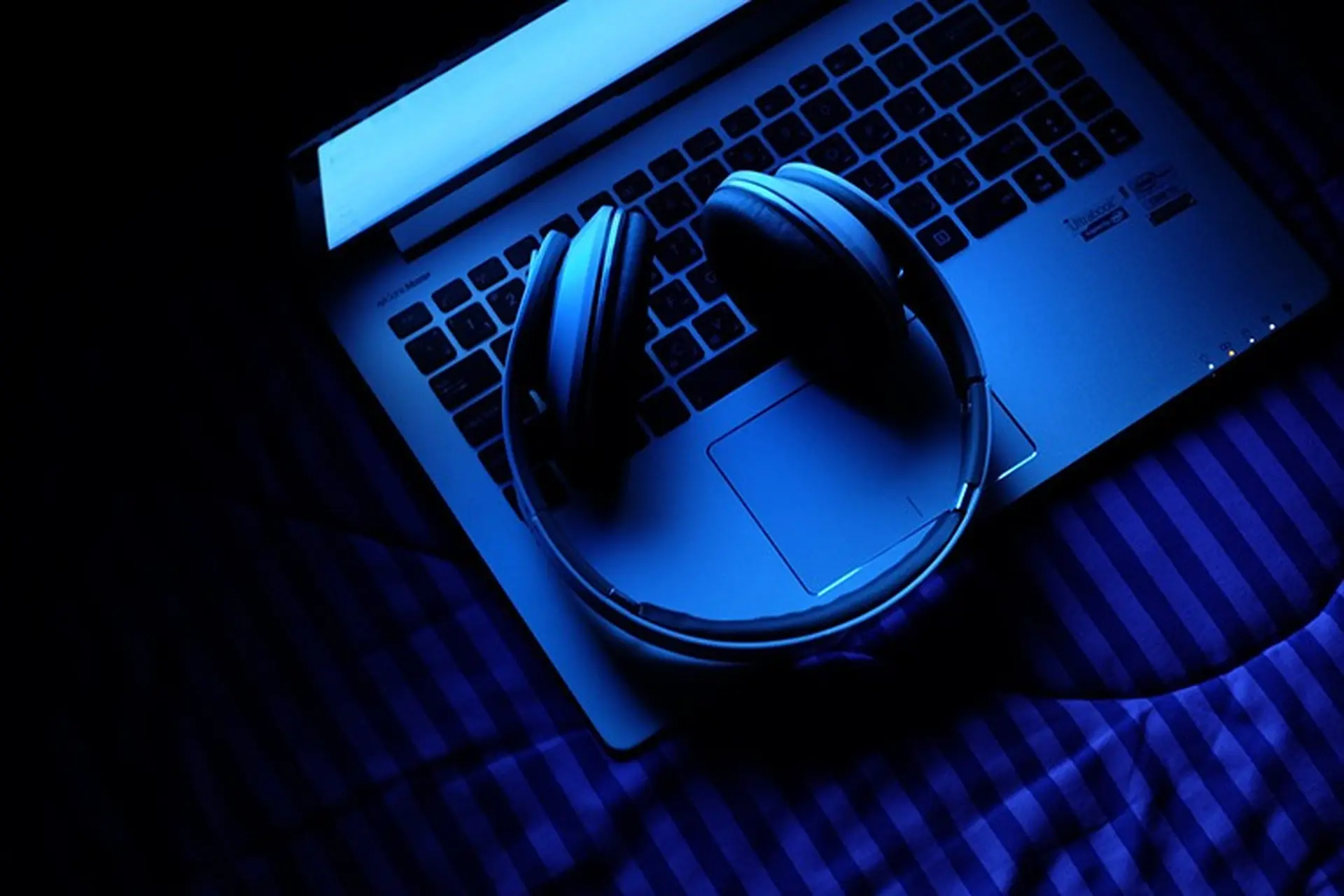 So sánh tai nghe Bluetooth và Wireless: Công nghệ, tính tương thích và khả năng kết nối