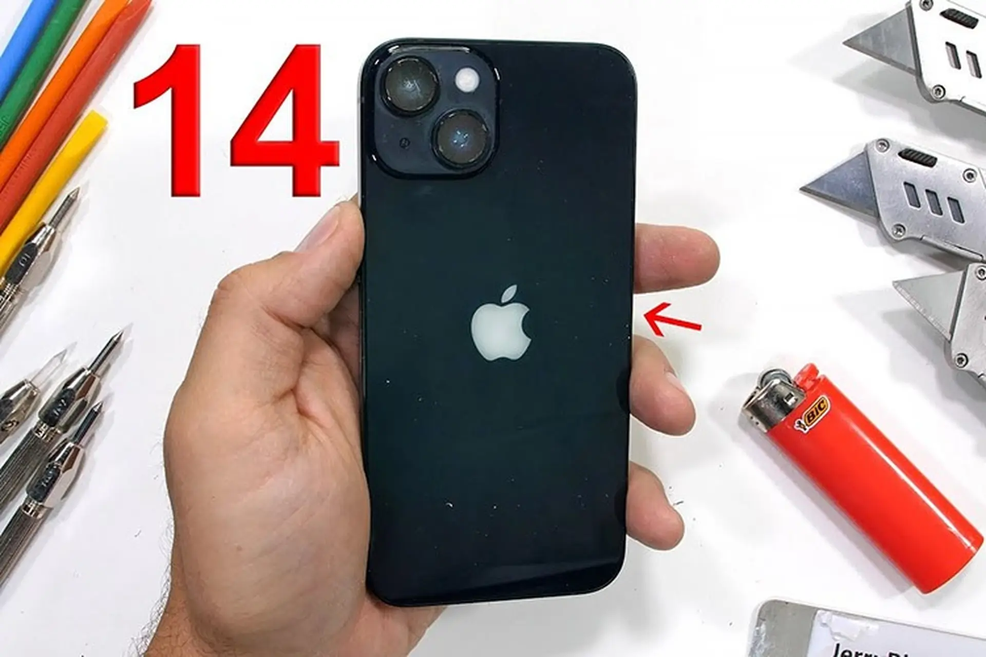 Apple iPhone 14 dễ dàng vượt qua bài kiểm tra độ bền của YouTuber JerryRigEverything
