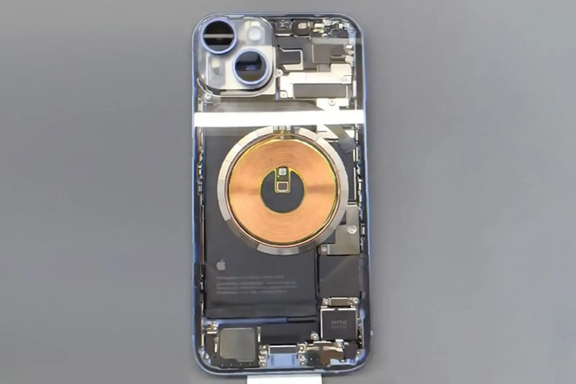 iPhone 14 được độ với tấm kính mặt sau trong suốt để lộ các linh kiện bên trong