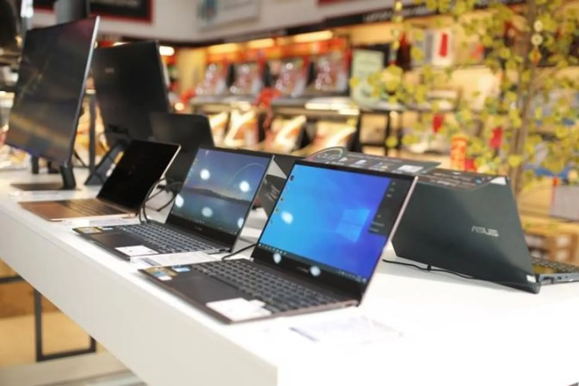 Laptop hàng trưng bày là gì? Có nên mua laptop hàng trưng bày hay không