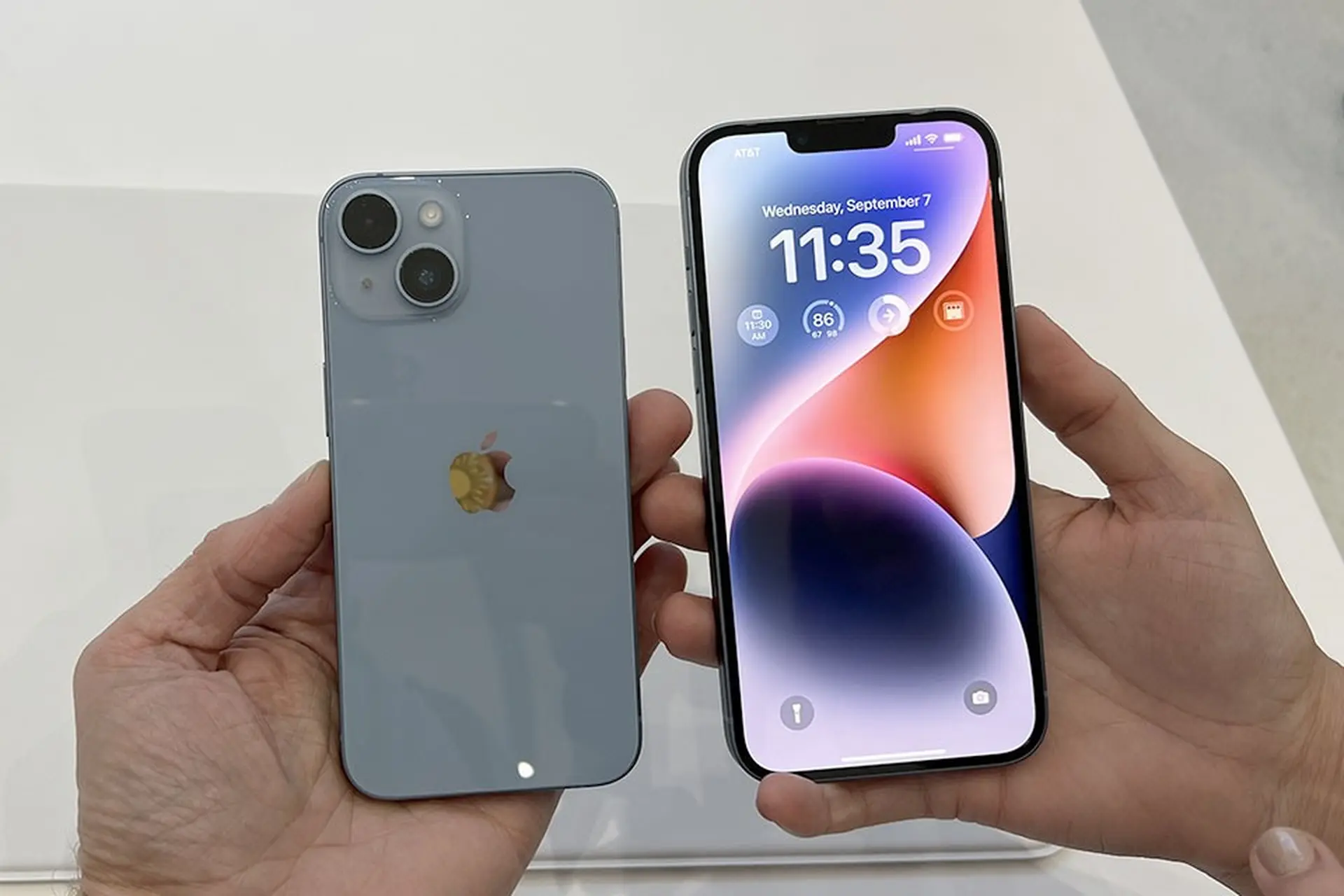 Cận cảnh iPhone 14 và iPhone 14 Plus vừa ra mắt