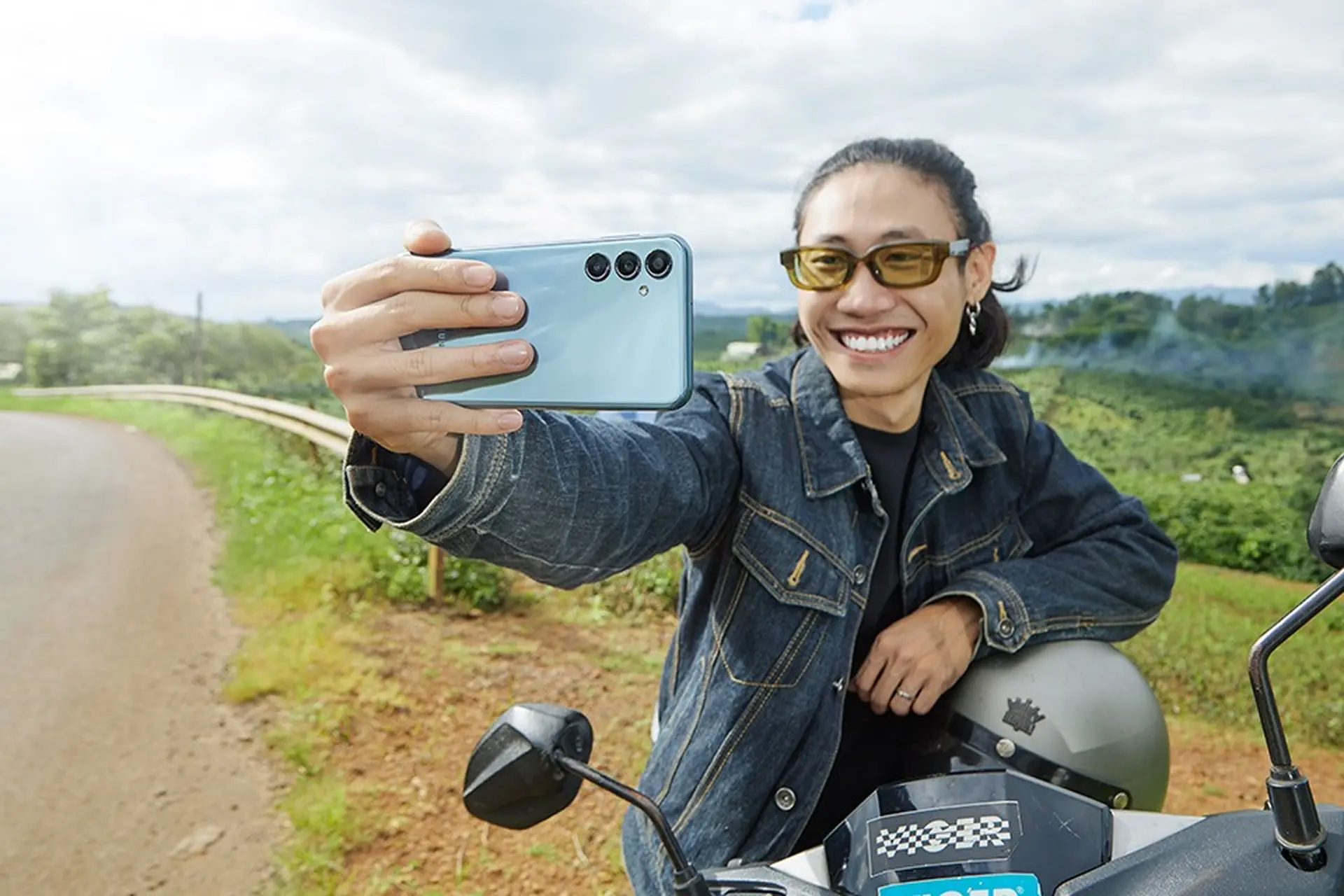 “Trèo đèo lội suối” cùng Samsung Galaxy M34 5G – bạn đồng hành bền bỉ cho phượt thủ trên mọi nẻo đường