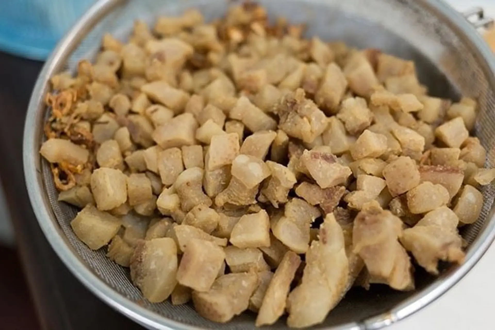 Chia sẻ cách làm tóp mỡ tại nhà giòn rụm cực đơn giản, ăn "chơi chơi" khá vui miệng