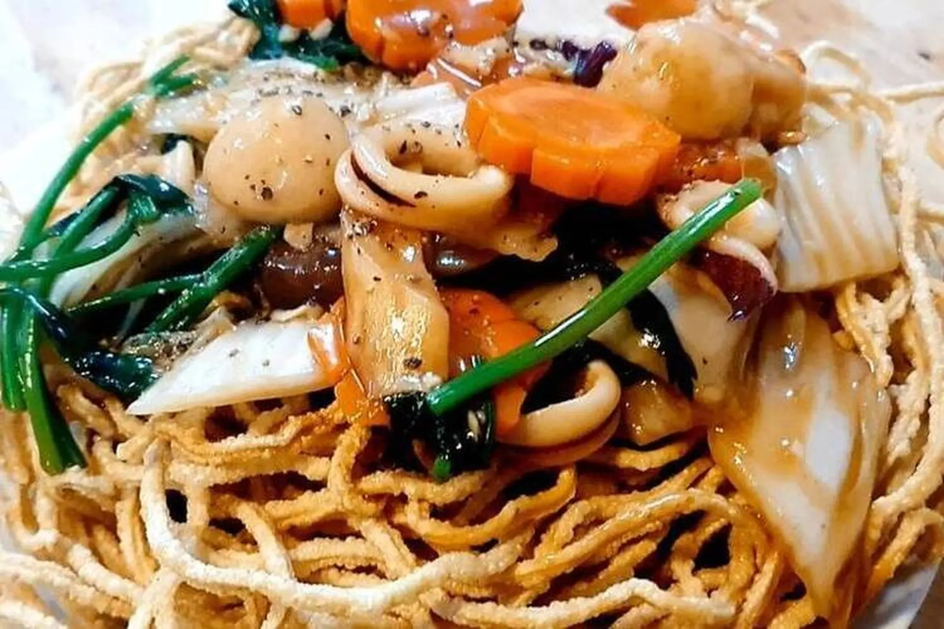 Trổ tài làm mì xào giòn thập cẩm vàng ươm, ngon xuất sắc, chinh phục cả nhà