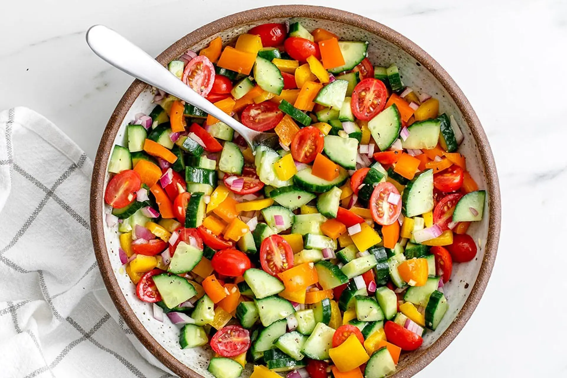 Công thức làm salad rau củ sốt tỏi: Món ăn ngon, thanh mát, phù hợp cho mọi người