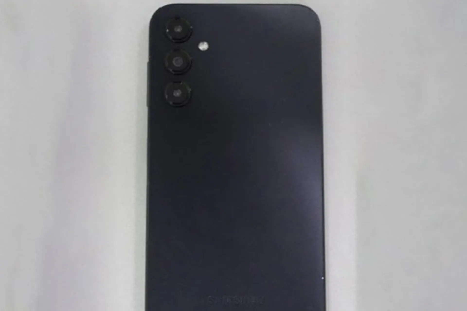 Samsung Galaxy M44 5G lần đầu lộ ảnh thực tế, hé lộ nhiều chi tiết thú vị