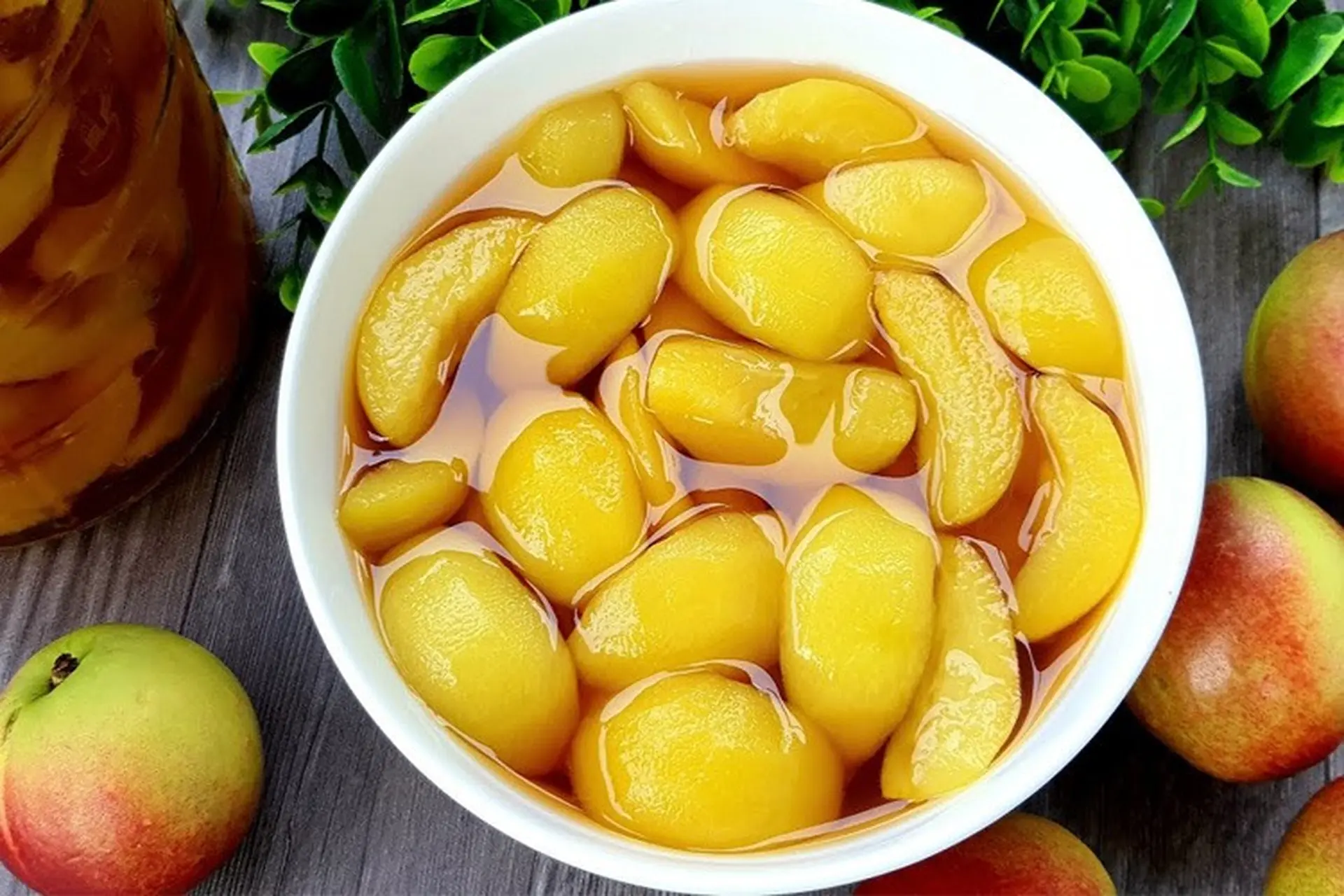 Mách bạn cách làm đào ngâm giòn ngon, không bị thâm, pha trà đào giải khát cực đã