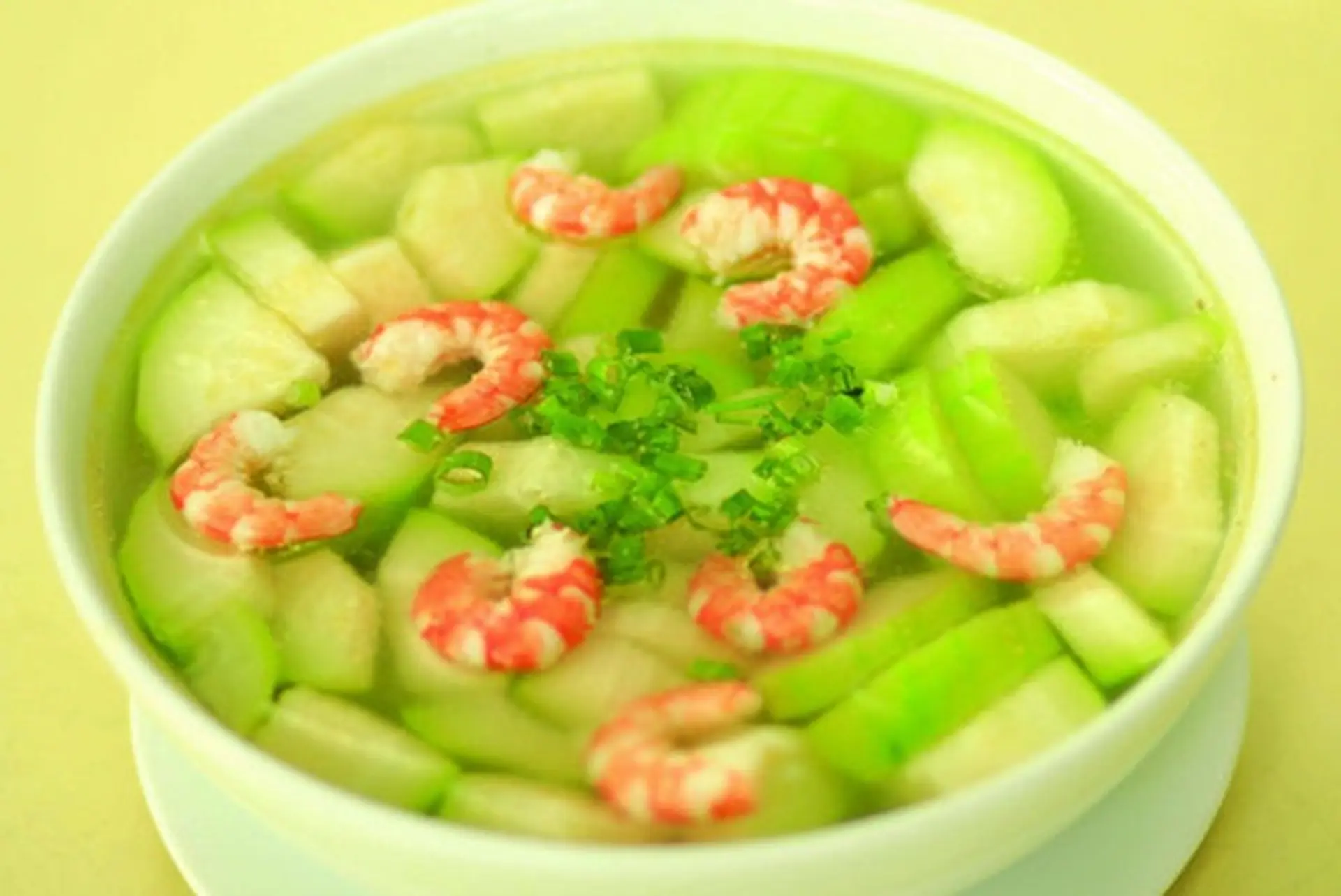Trổ tài làm món canh bầu nấu tôm cực kỳ ngon miệng, giải nhiệt cho cả gia đình
