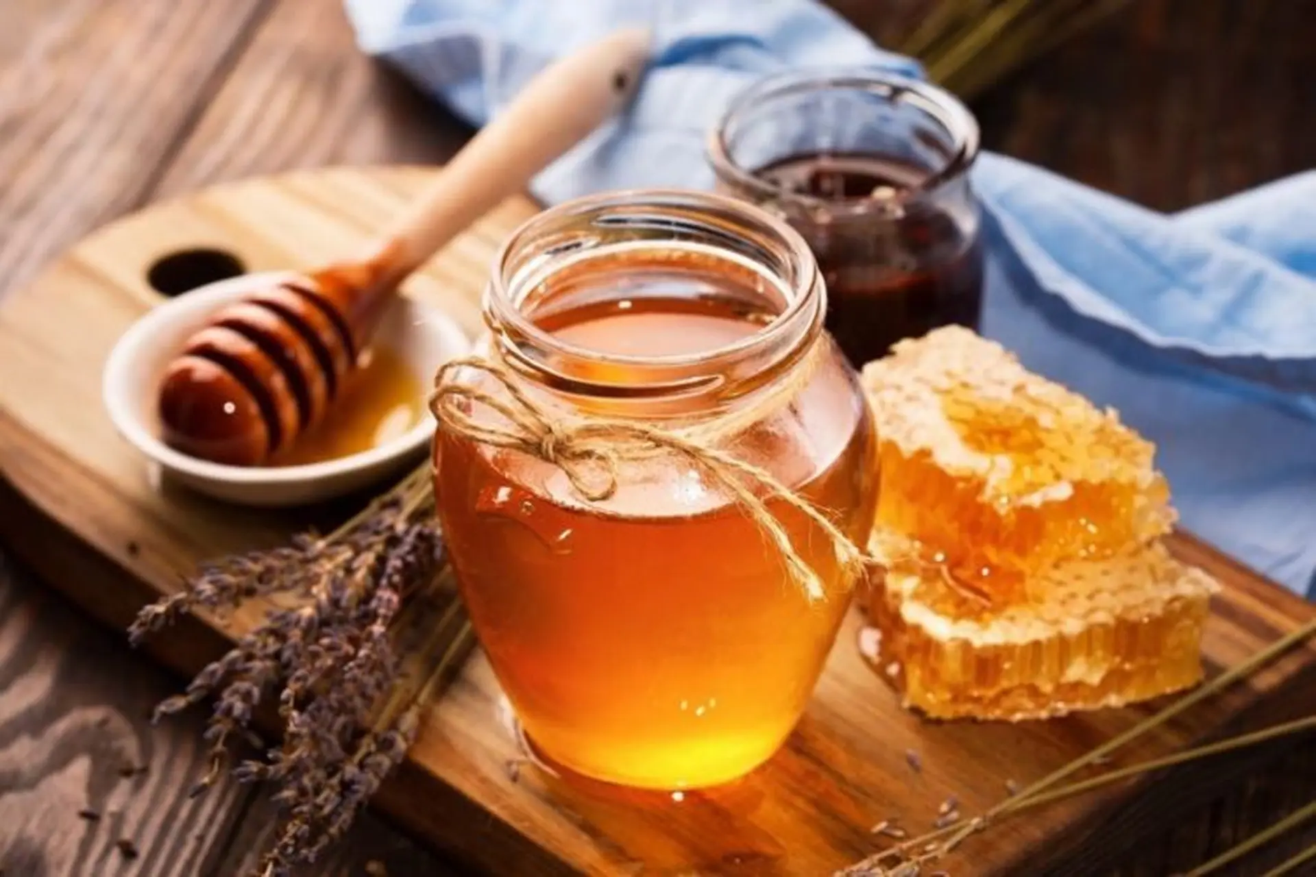 Giá mật ong rừng là bao nhiêu? Cách phân biệt mật ong rừng và mật ong nuôi như thế nào?