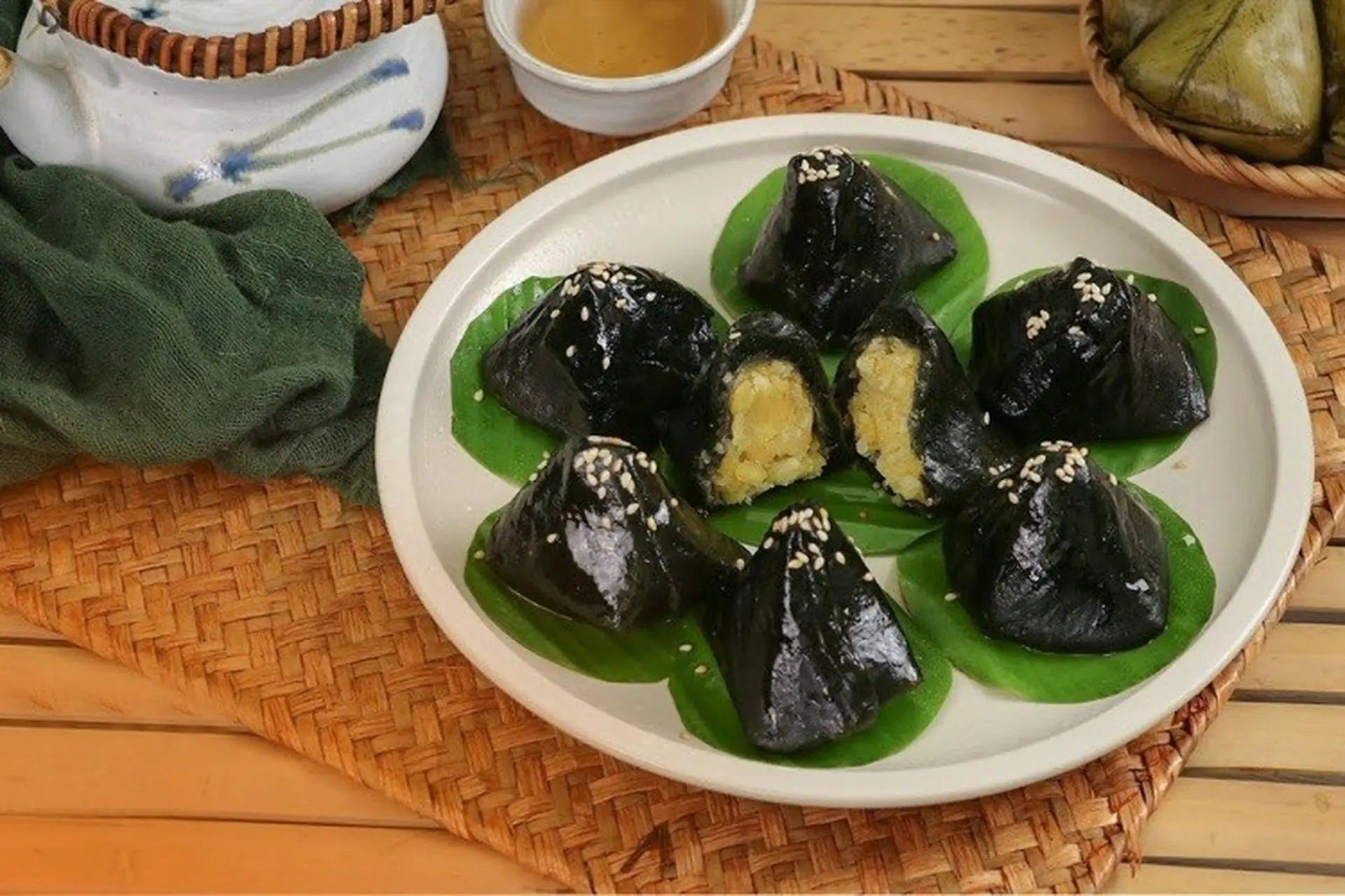 Mách bạn 2 cách làm bánh ít lá gai thơm ngon hấp dẫn, ăn một lần là thích mê
