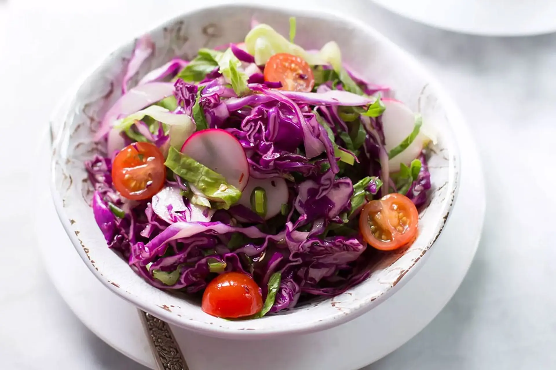 Công thức làm salad bắp cải giòn ngon, thanh mát, siêu hợp để giải ngấy cho bữa tiệc BBQ