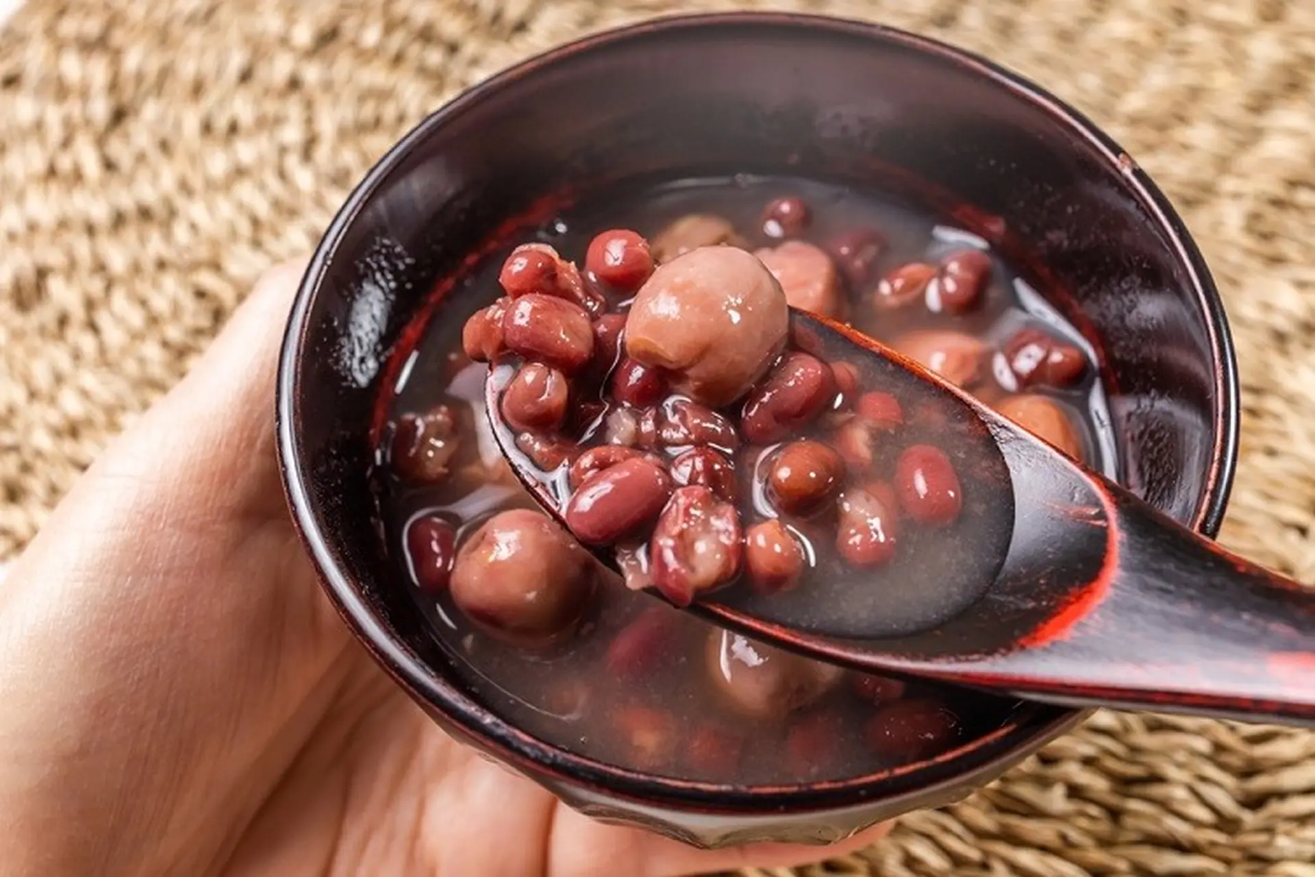 Chè đậu đỏ nhiều công dụng tuyệt vời thế này, bạn hãy học ngay cách làm để bồi bổ sức khỏe!