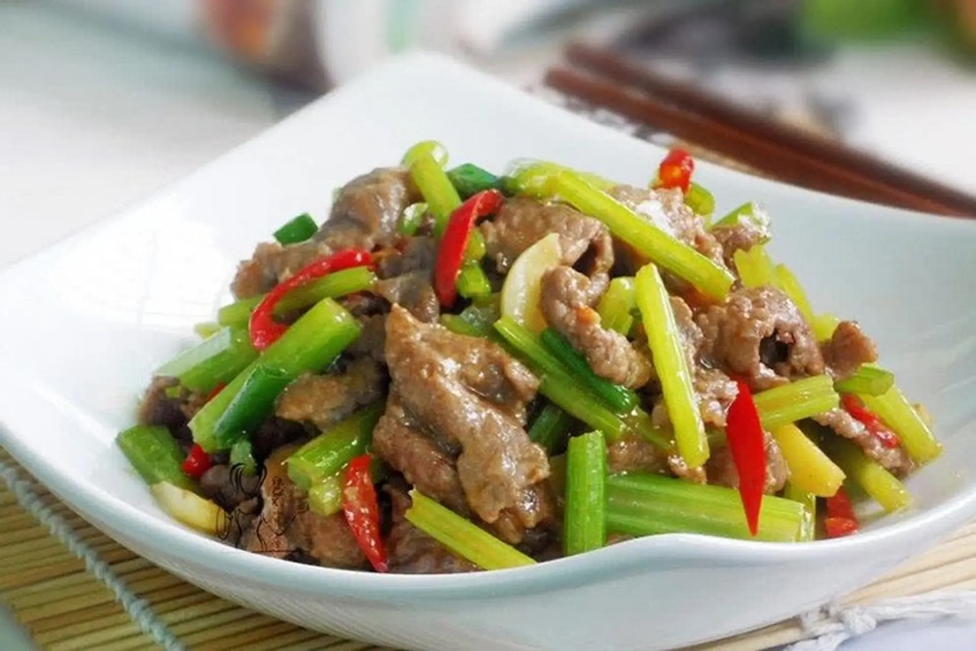 Cách làm thịt bò xào cần tây thơm lừng, thịt mềm ngon, không bị dai, ai cũng thích