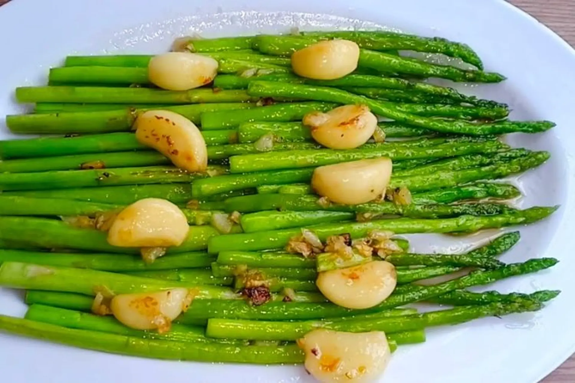 Cách làm măng tây xào tỏi vừa nhanh chóng, đơn giản mà vẫn thơm ngon tuyệt vời