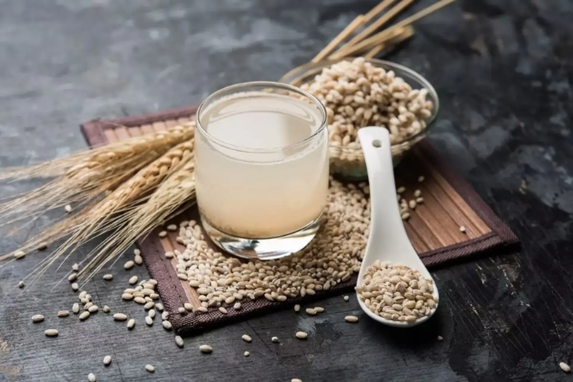 Sinh tố lúa mạch là gì? Mách bạn 4 công thức mix & match cực dinh dưỡng từ lúa mạch 
