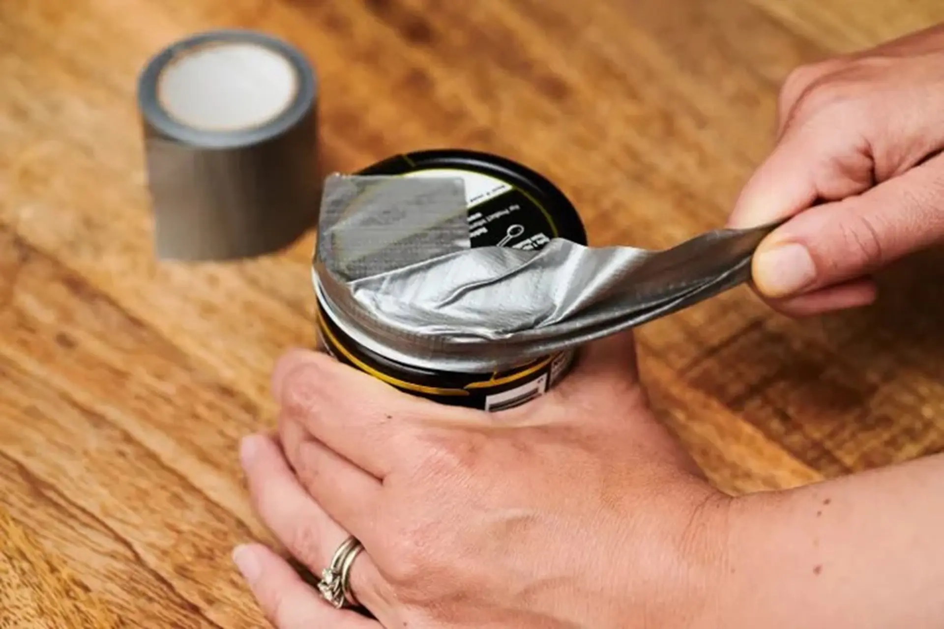 7 cách mở nắp chai lọ đơn giản, đánh bật mọi loại nắp chai trong một nốt nhạc
