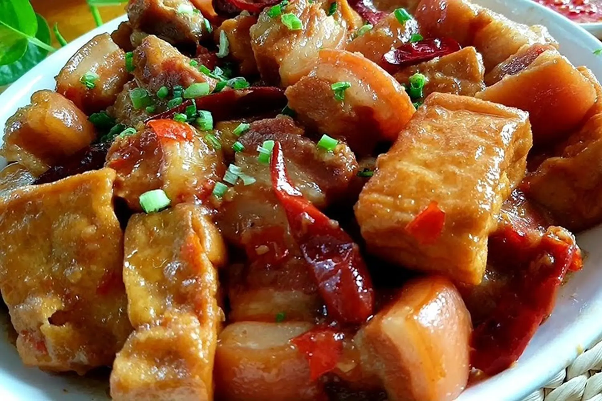 Vào bếp trổ tài với món thịt kho đậu hũ đơn giản, màu sắc bắt mắt, hương vị đậm đà