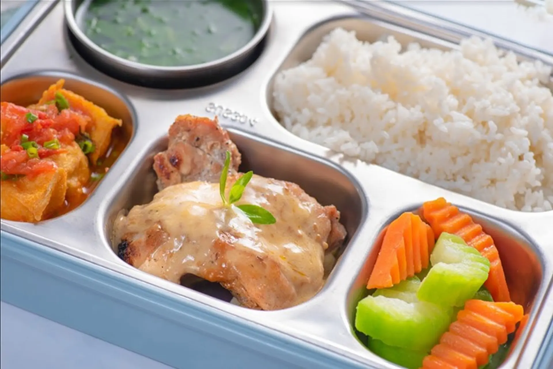 Gợi ý 4 thực đơn cơm trưa văn phòng đơn giản, dễ làm dành cho những người ít kinh nghiệm bếp núc