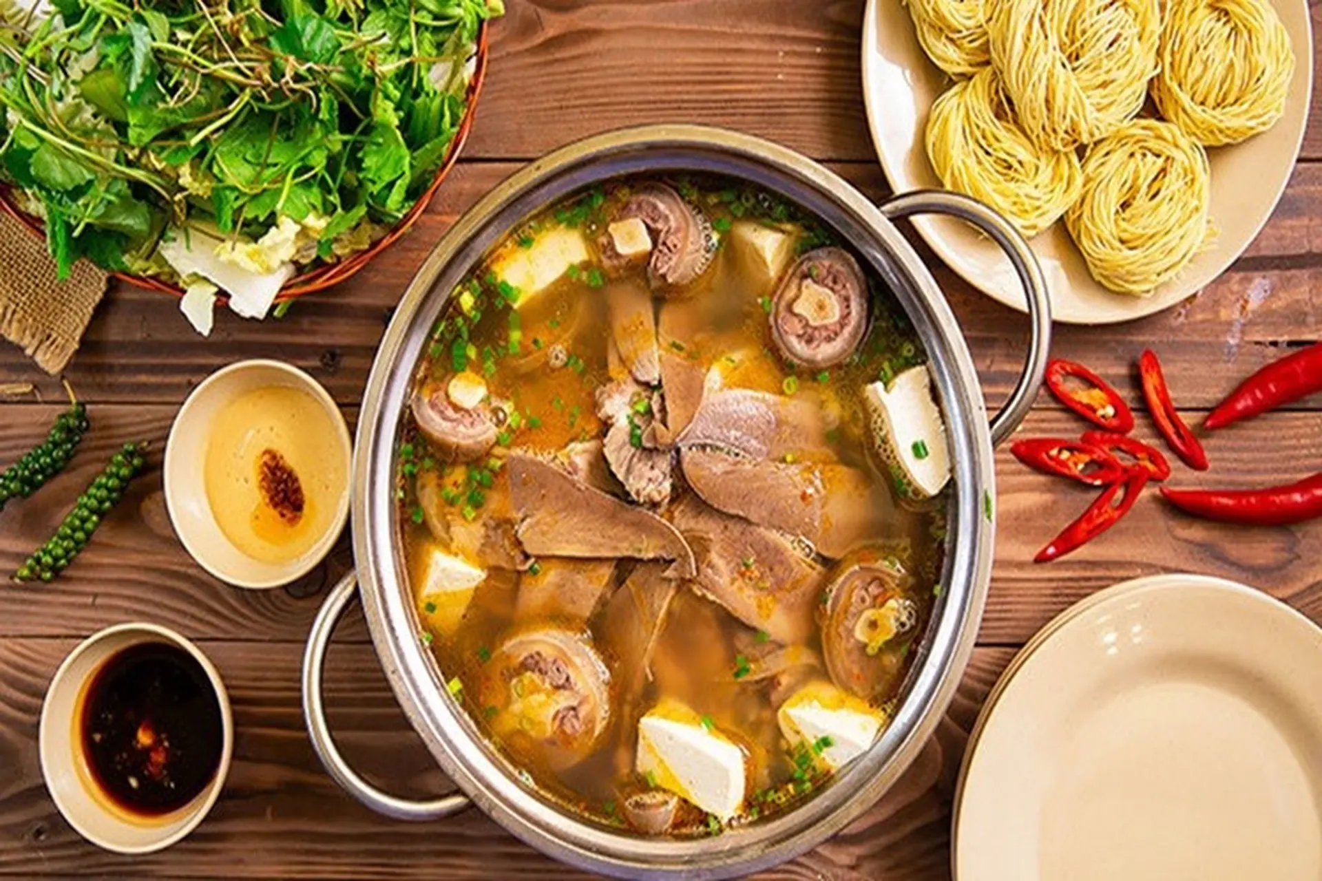 Bật mí 2 cách nấu lẩu đuôi bò cùng khoai môn và thuốc bắc thơm ngon, tròn vị