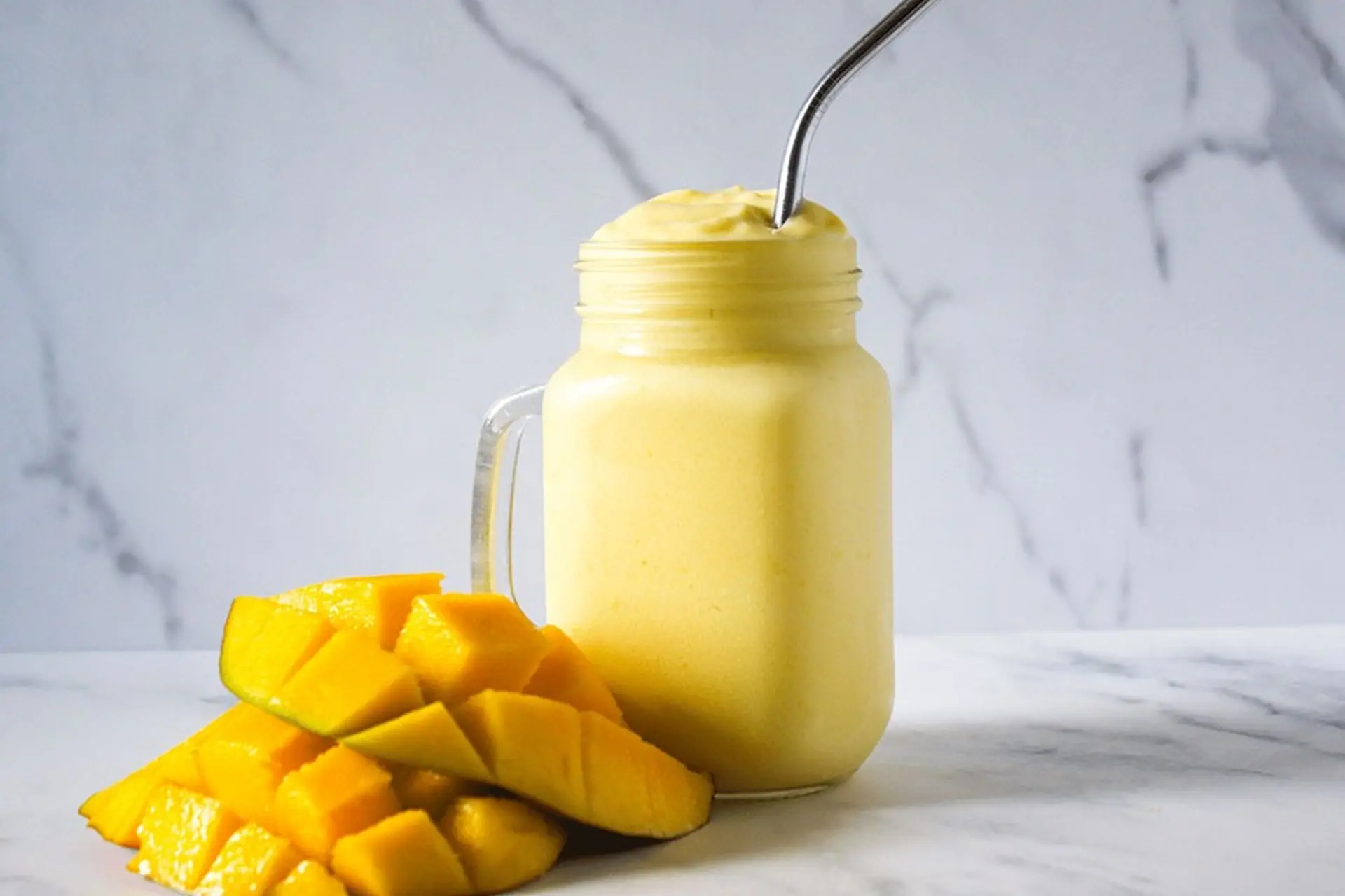 Mách bạn cách làm sinh tố xoài mát lạnh sánh mịn tại nhà, ai thưởng thức cũng mê