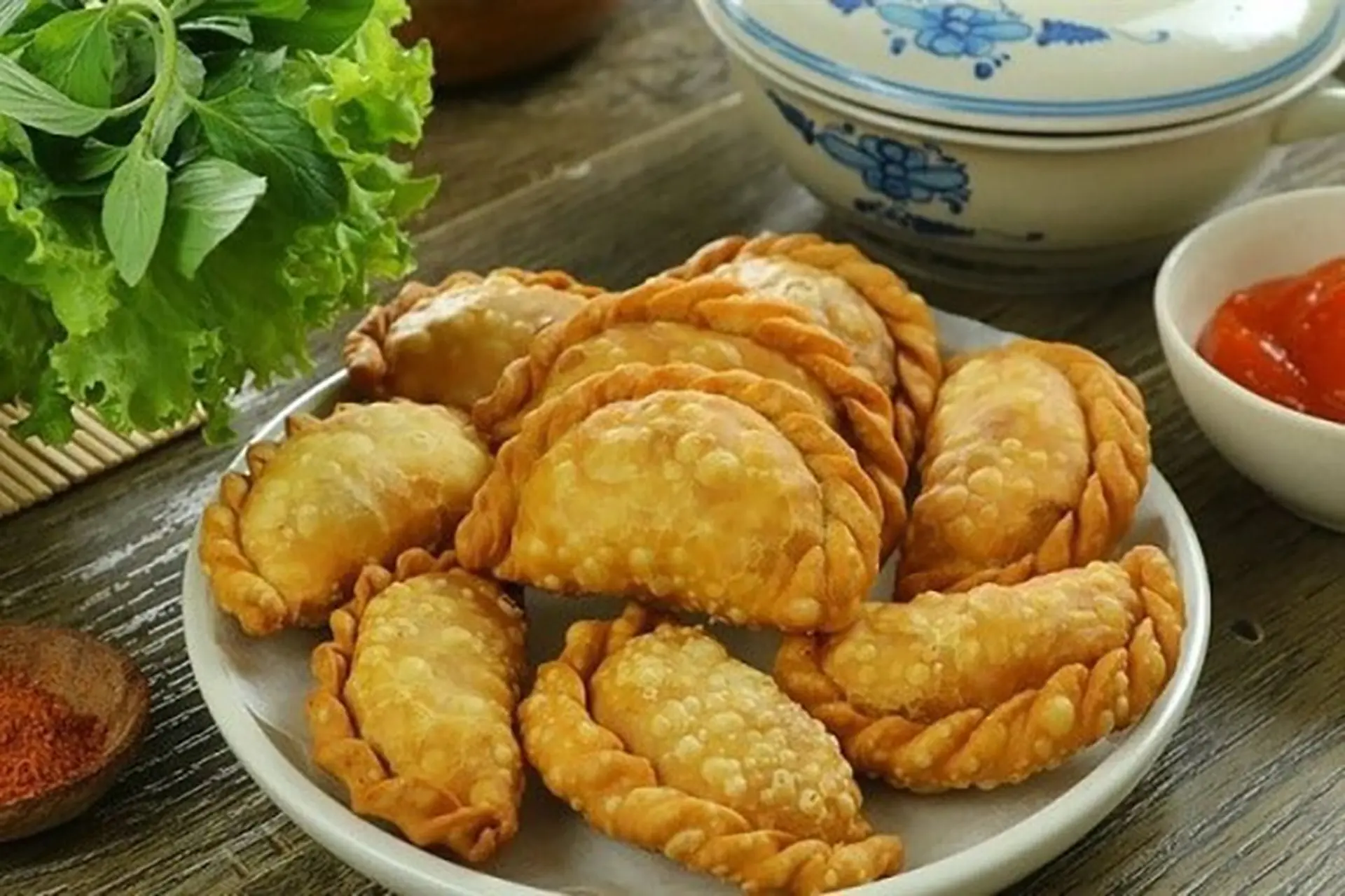 Hướng dẫn chi tiết 2 cách làm bánh gối nhân thịt và nhân thịt trứng vàng giòn, hấp dẫn