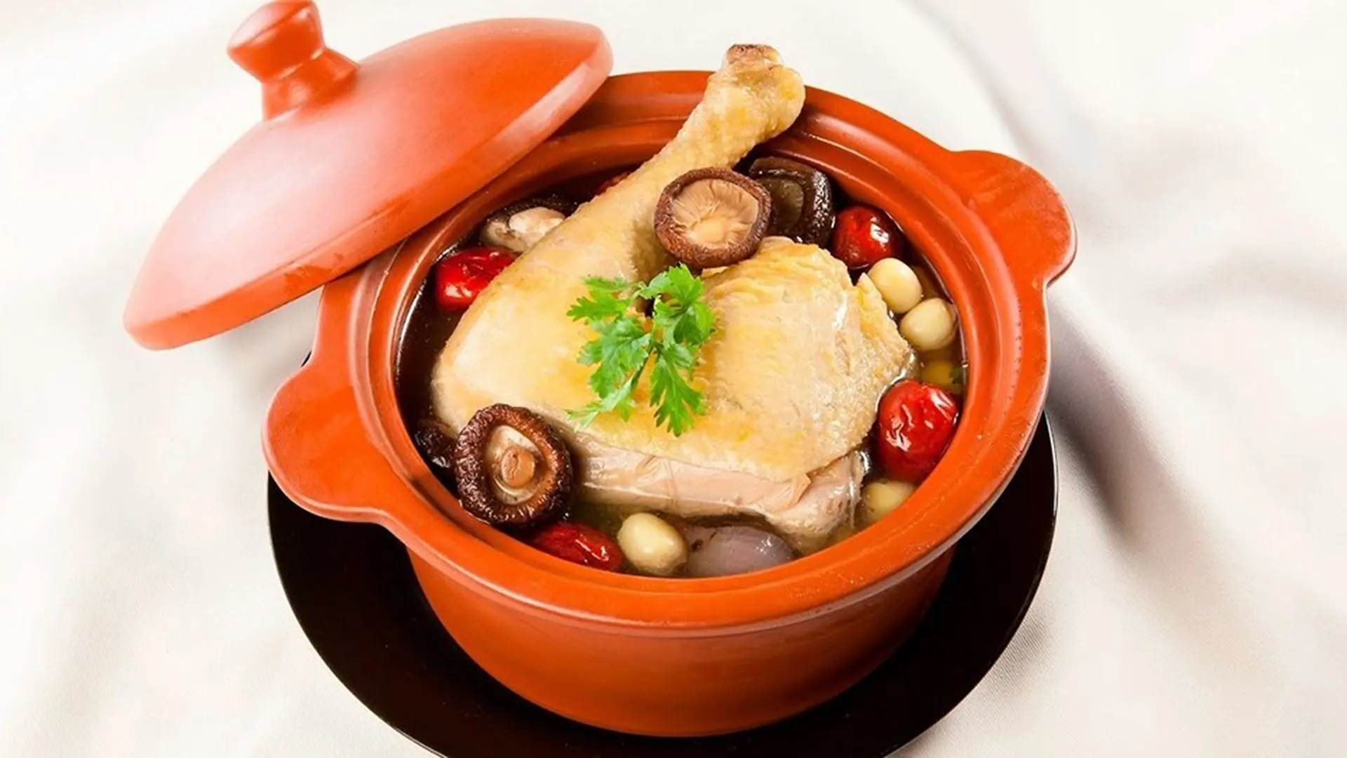 Cách nấu gà hầm hạt sen táo đỏ giải cảm ngon tuyệt đỉnh chưa ai nói cho bạn biết