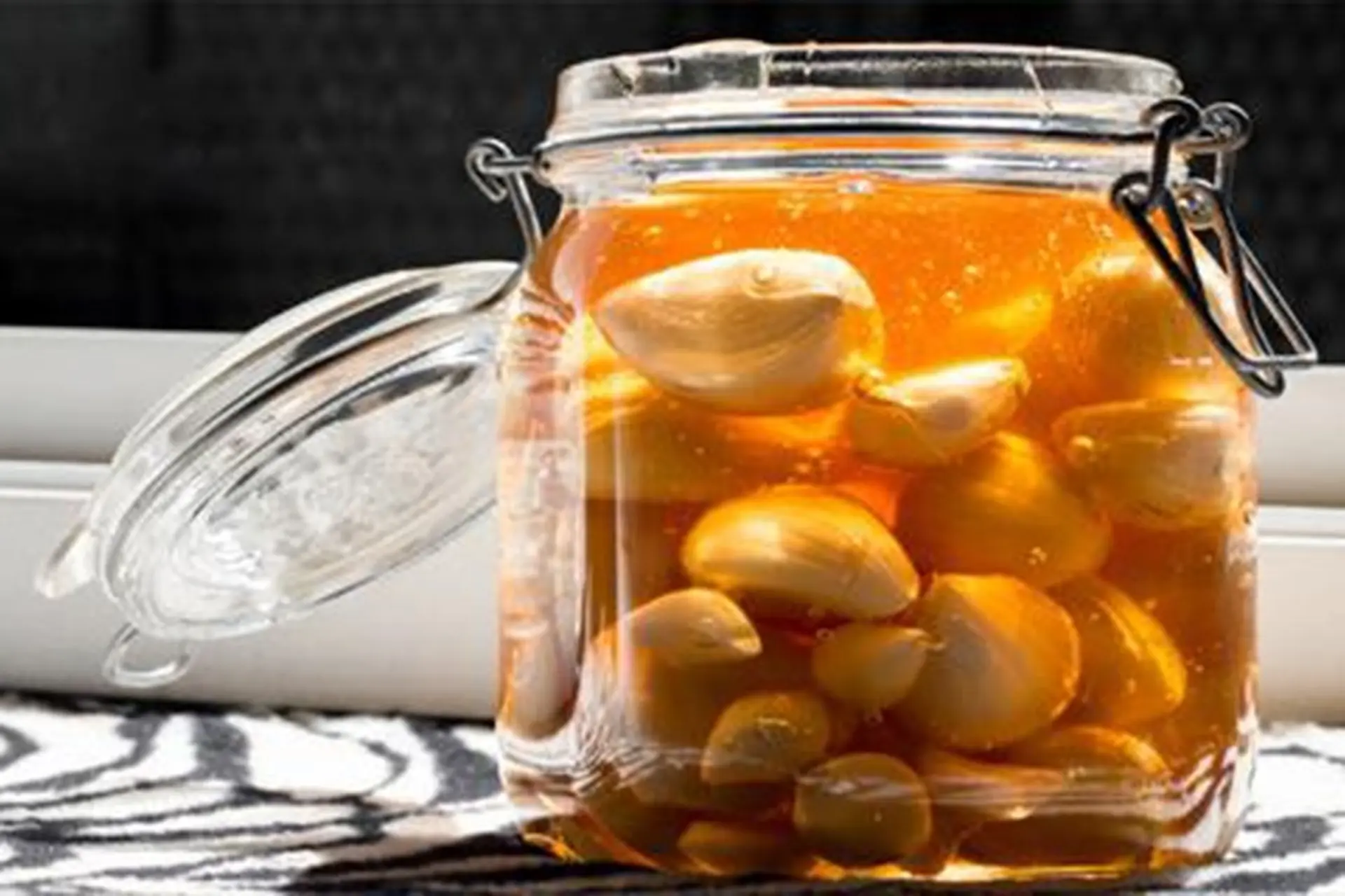 Cách làm tỏi ngâm mật ong và ứng dụng của tỏi ngâm mật ong trong việc chữa bệnh