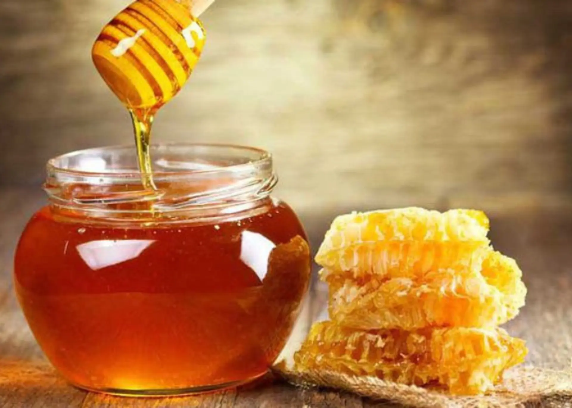 Tổng hợp các cách phân biệt mật ong thật giả và hướng dẫn bảo quản mật ong đúng cách