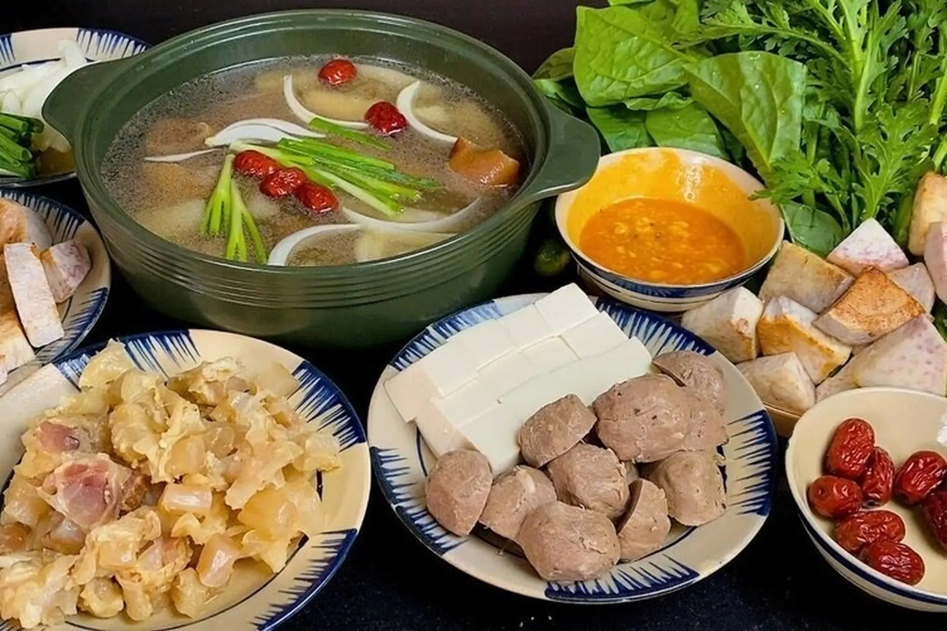 Cách nấu lẩu bò thập cẩm đậm đà, béo ngậy, chuẩn vị ngoài hàng chỉ với vài bước đơn giản