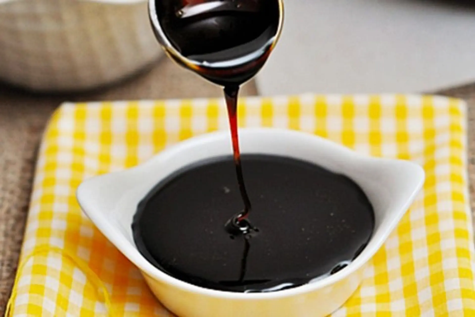 Hắc xì dầu là gì? Hắc xì dầu có giống nước tương không? Các món ngon với hắc xì dầu