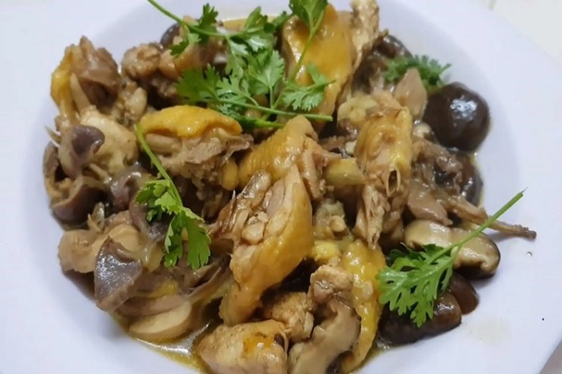 Top 03 bí quyết nấu gà xào nấm ngon đậm vị dành cho bữa trưa hoặc bữa tối của gia đình