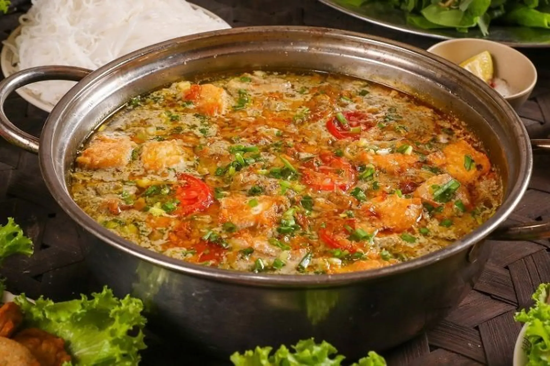 Hướng dẫn cách nấu lẩu cua đồng đậm vị quê hương, thơm ngon dễ làm ngay tại nhà