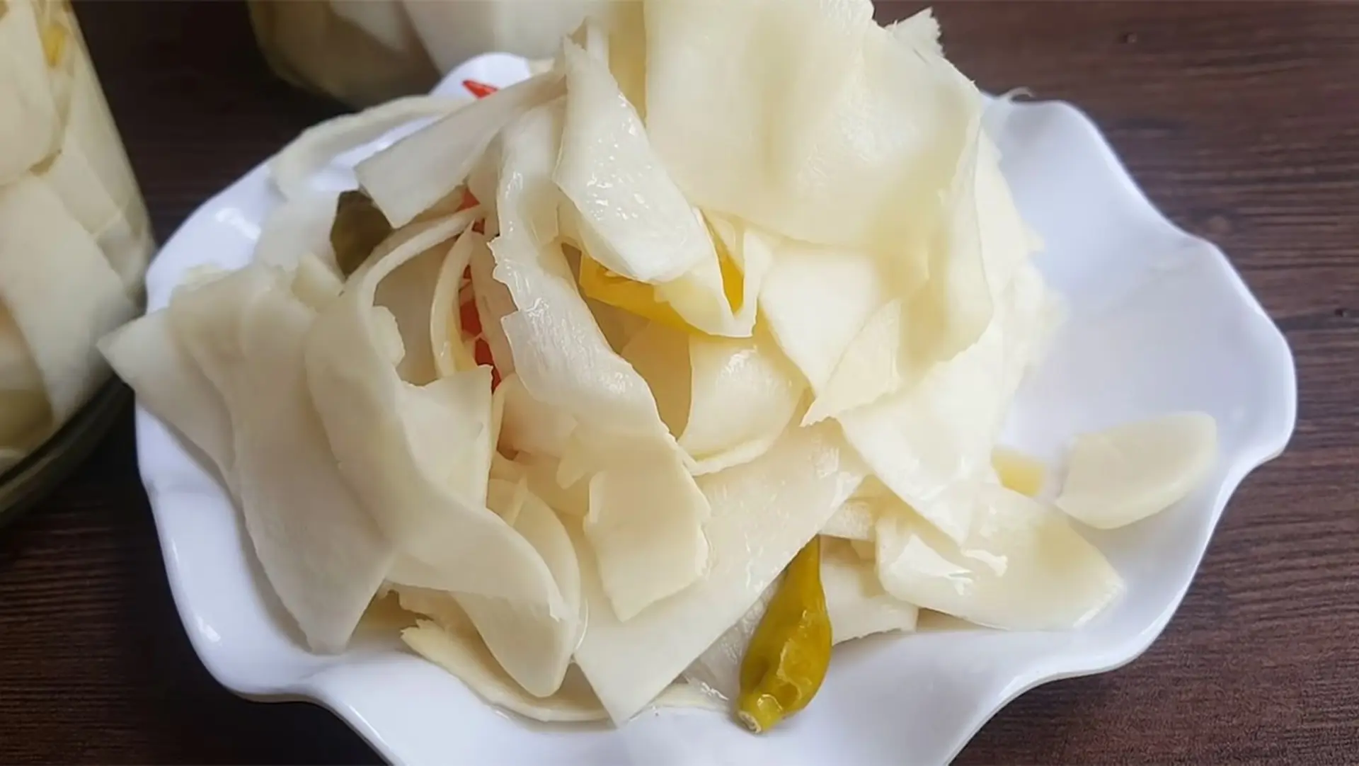 Hướng dẫn cách muối măng chua vừa giòn vừa trắng, để cả tháng không lo hỏng