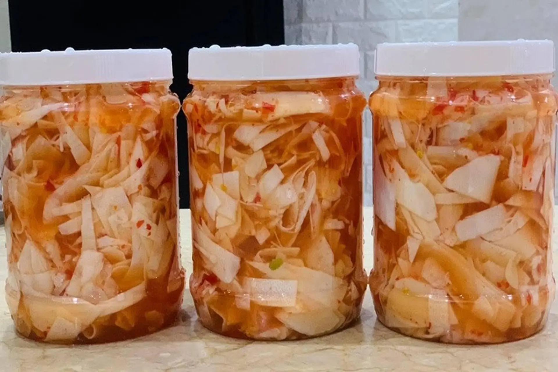 Mách bạn cách làm măng ớt cay giòn ngon không bị đắng để cả tháng không bị nổi váng 