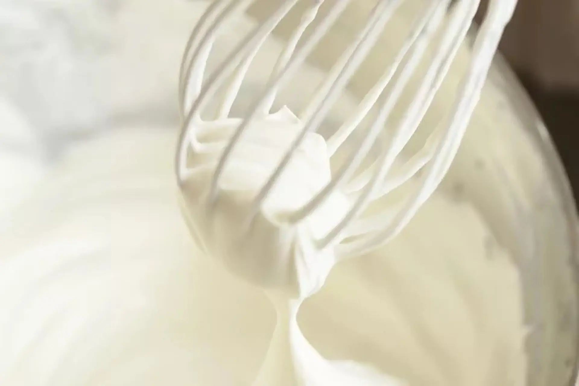 Whipping Cream là gì? Topping Cream là gì? "Giải mã" 2 loại kem cực kì phổ biến này