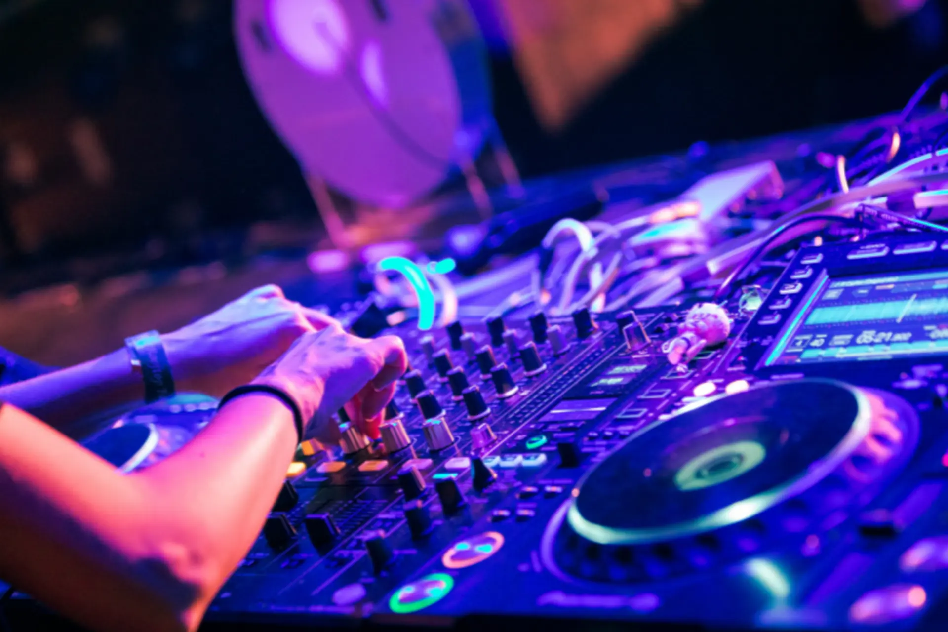 Nghề DJ là gì? Tất tần tật những thông tin về nghề DJ mà bạn có thể chưa biết